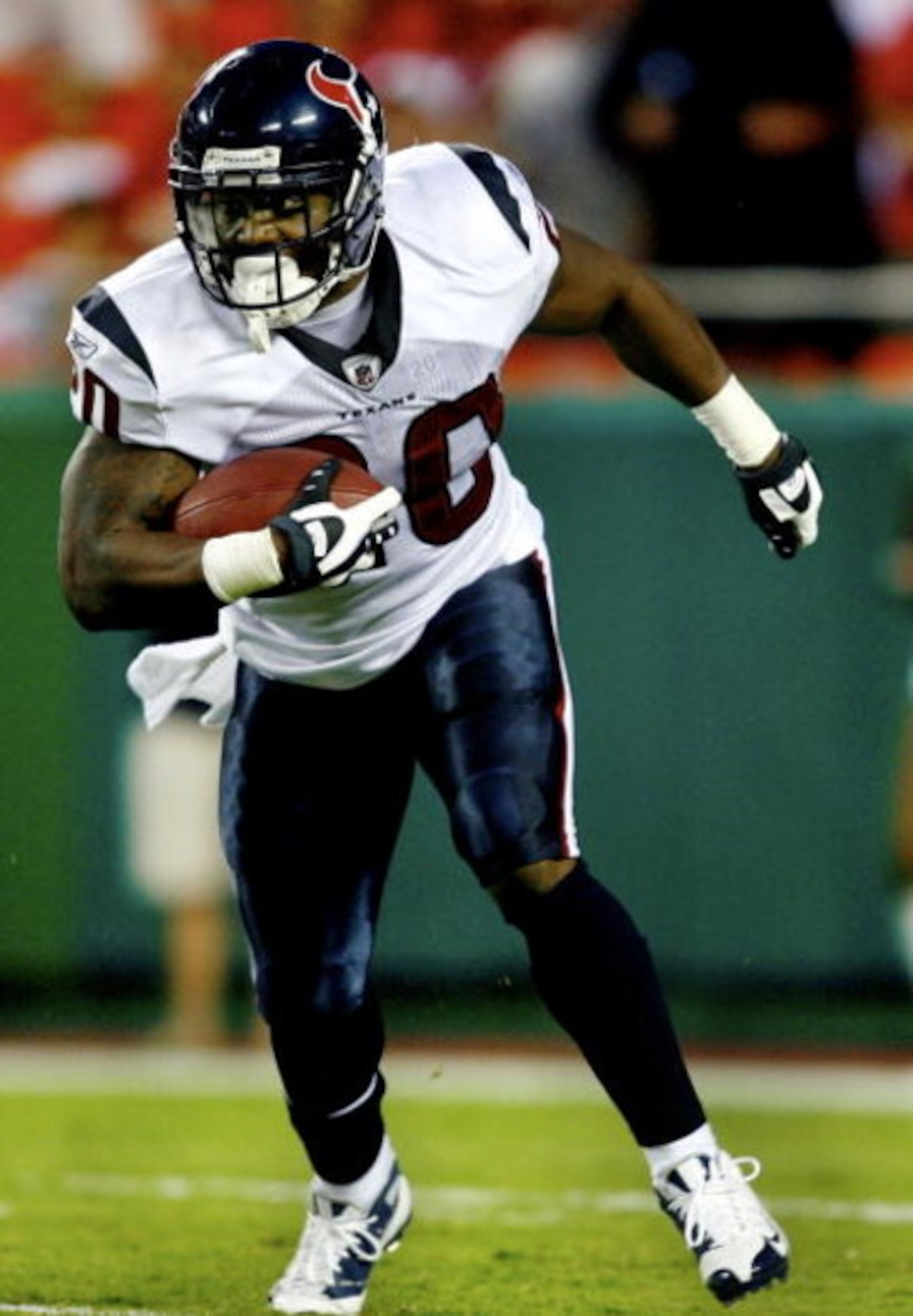 KANSAS CITY, MO - AUGUST 15:  Running back Steve Slaton #20 of the Houston Texans rushes during the preseason game against the Kansas City Chiefs at Arrowhead Stadium on August 15, 2009 in Kansas City, Missouri. (Photo by Dilip Vishwanat/Getty Images)