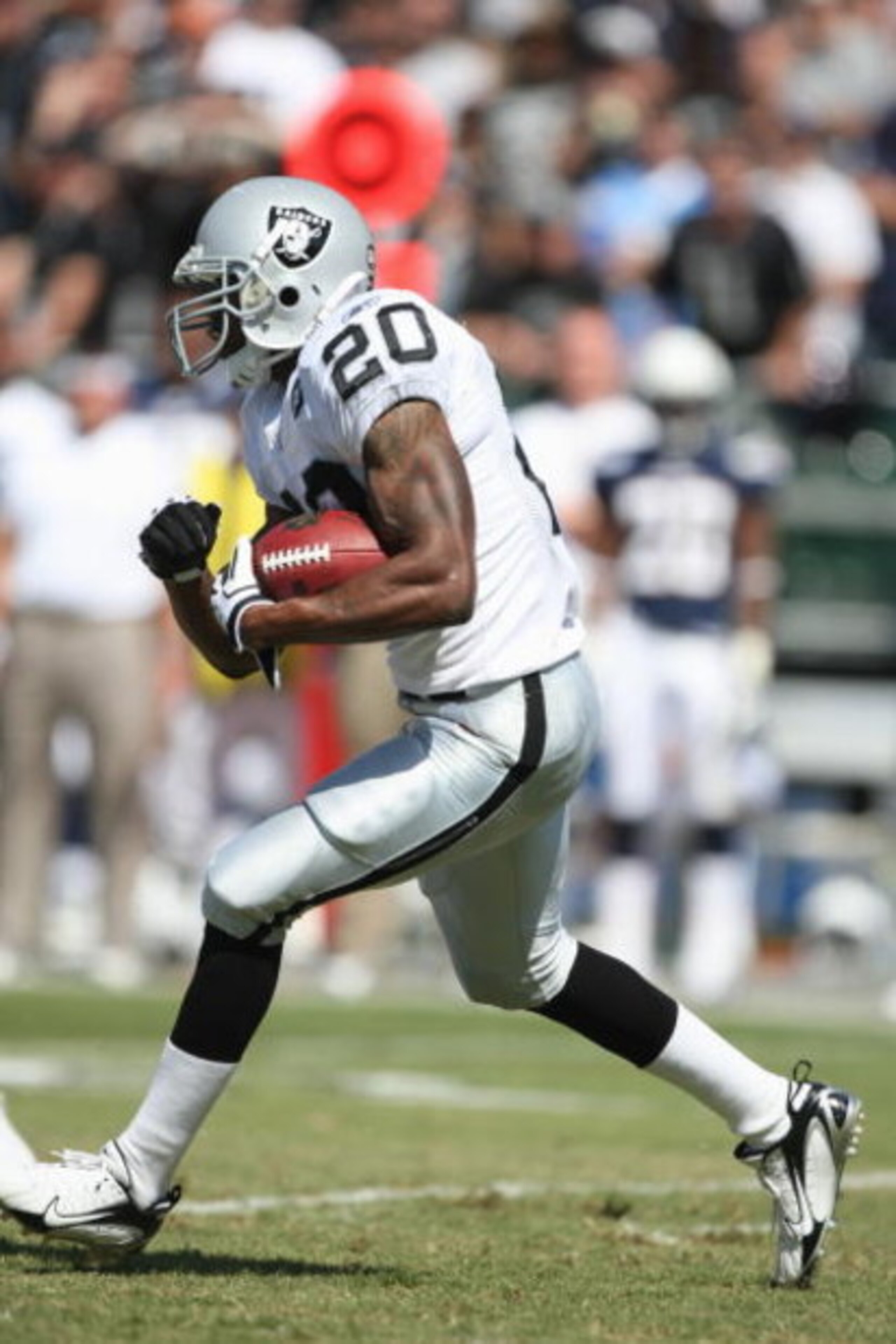 OAKLAND, CA - SEPTEMBER 28:  Darren McFadden #20 of the Oakland Raiders carries the ball during the game against the San Diego Chargers on September 28, 2008 at Oakland Coliseum in Oakland, California. (Photo by Jed Jacobsohn/Getty Images)