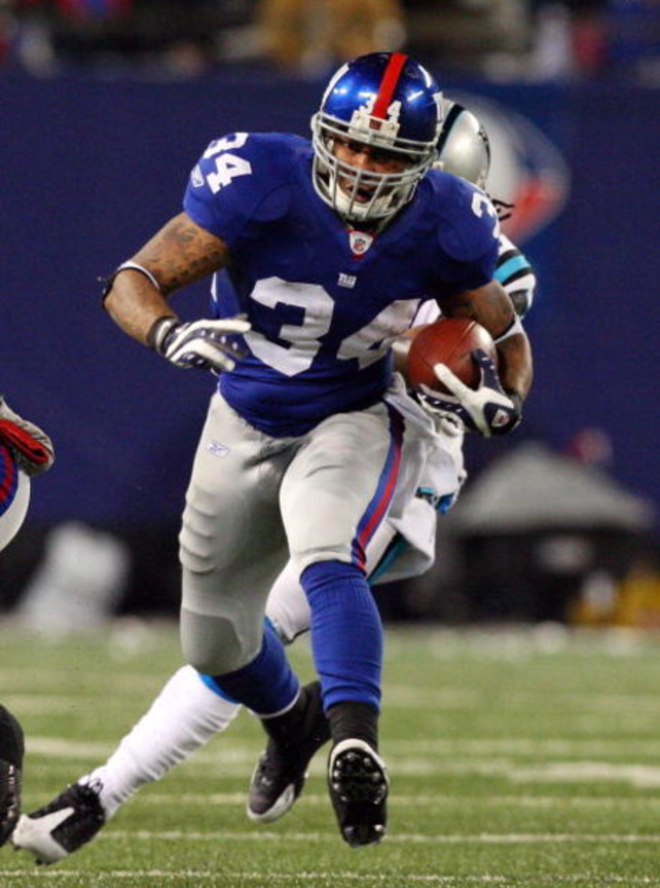 EAST RUTHERFORD, NJ - DECEMBER 21:  Derrick Ward #34 of the New York Giants runs the ball against the Carolina Panthers on December 21, 2008 at Giants Stadium in East Rutherford, New Jersey.  (Photo by Jim McIsaac/Getty Images)