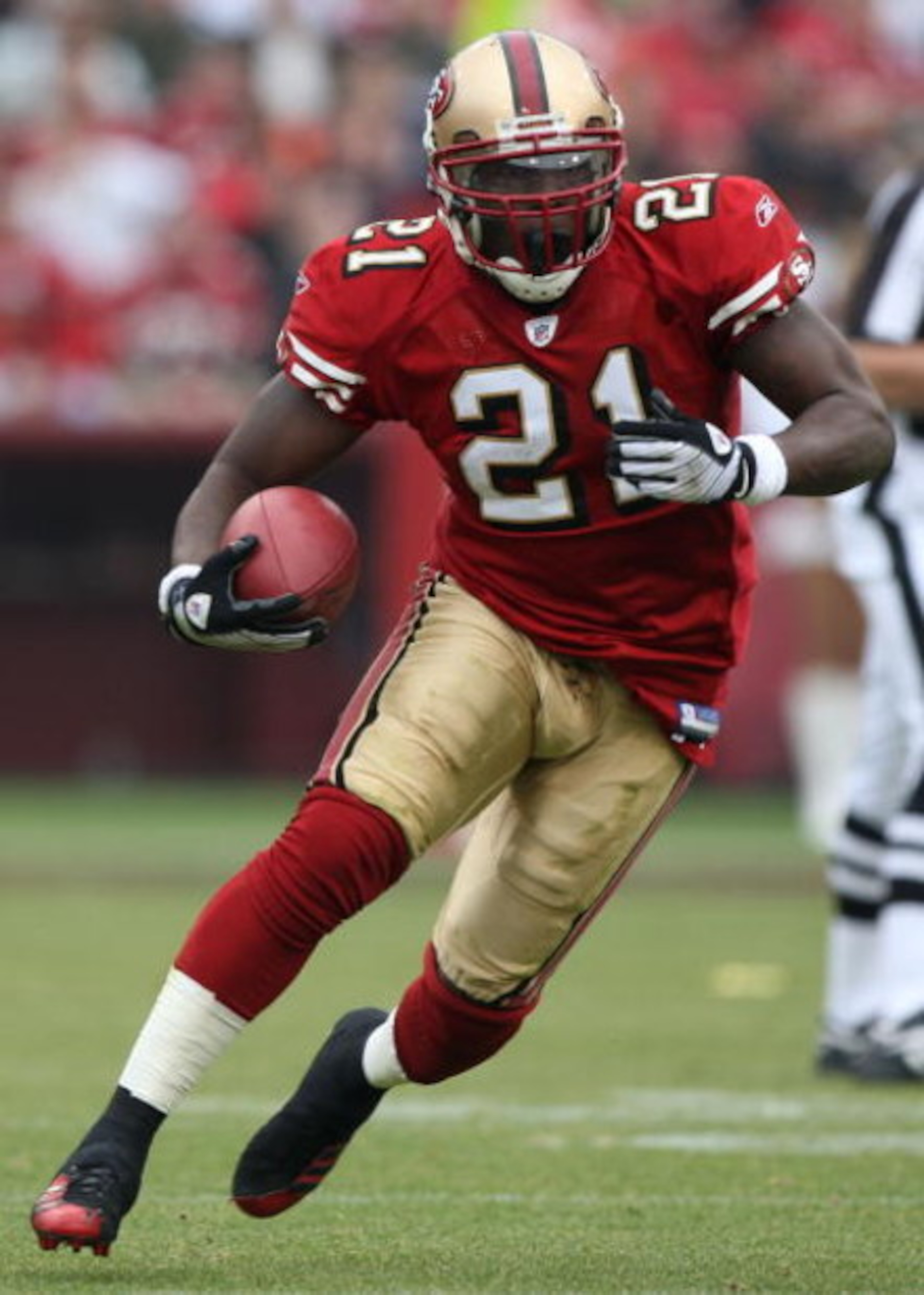 SAN FRANCISCO - DECEMBER 07: Frank Gore #21 of the San Francisco 49ers runs against the New York Jets during an NFL game on December 7, 2008 at Candlestick Park in San Francisco, California. (Photo by Jed Jacobsohn/Getty Images) SAN FRANCISCO - DECEMBER 07: Frank Gore #21 of the San Francisco 49ers runs against the New York Jets during an NFL game on December 7, 2008 at Candlestick Park in San Francisco, California. (Photo by Jed Jacobsohn/Getty Images)