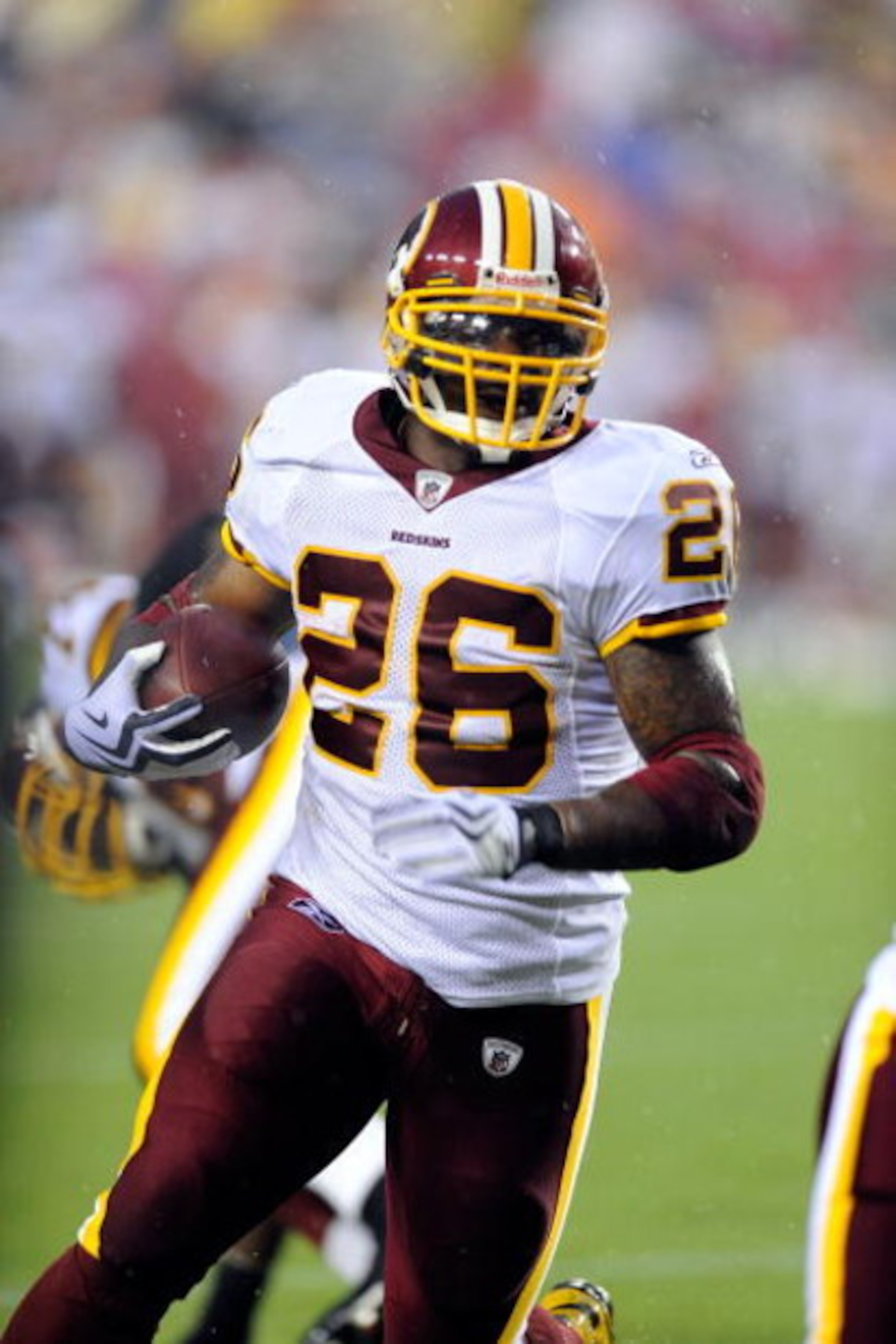 LANDOVER, MD - AUGUST 22: Clinton Portis #26 of the Washington Redskins rushes the ball against the Pittsburgh Steelers at Fed Ex Field on August 22, 2009 in Landover, Maryland. (Photo by Greg Fiume/Getty Images) LANDOVER, MD - AUGUST 22: Clinton Portis #26 of the Washington Redskins rushes the ball against the Pittsburgh Steelers at Fed Ex Field on August 22, 2009 in Landover, Maryland. (Photo by Greg Fiume/Getty Images)