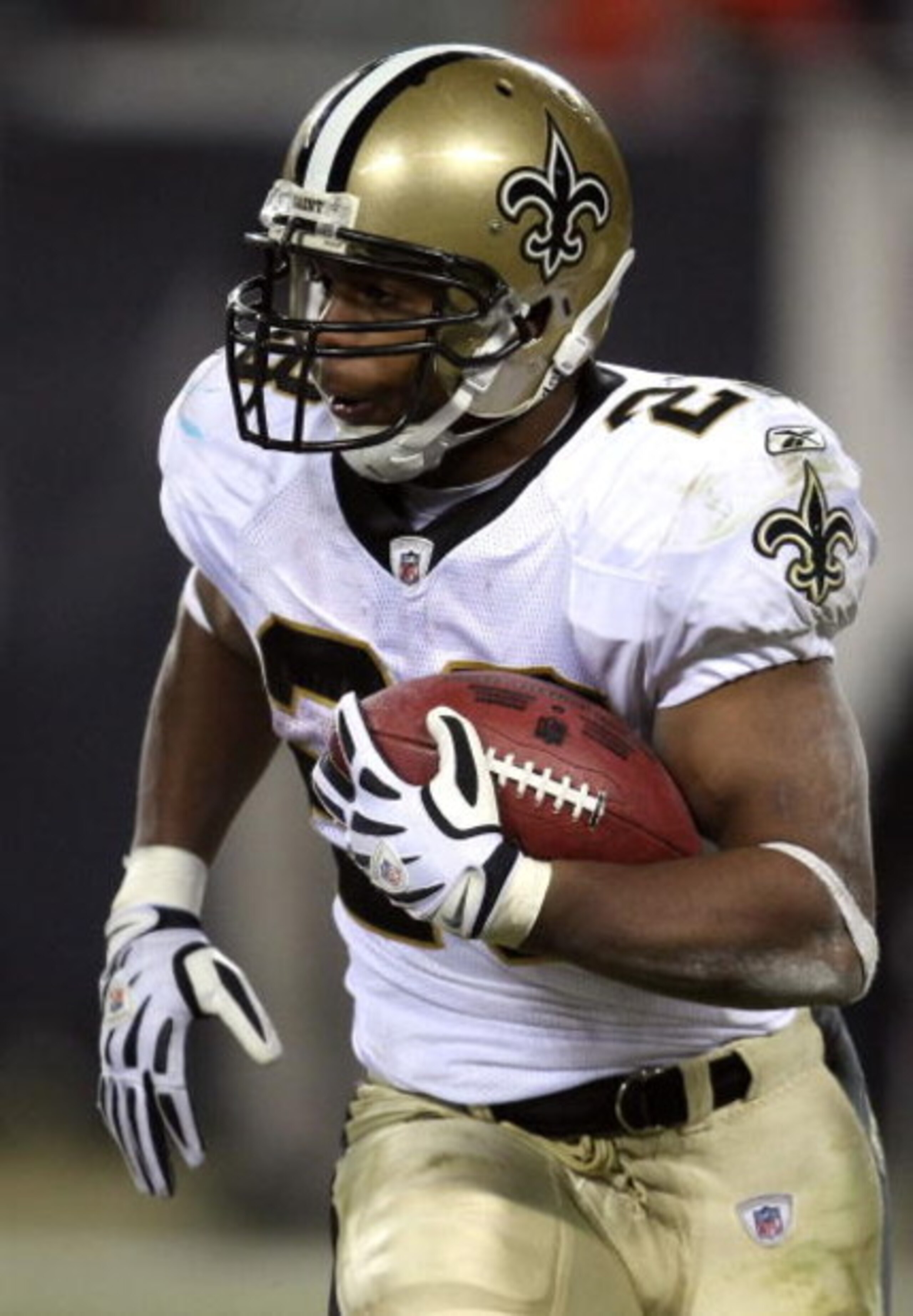 CHICAGO - DECEMBER 11:  Pierre Thomas #23 of the New Orleans Saints runs the ball against the Chicago Bears at Soldier Field on December 11, 2008 in Chicago, Illinois.  (Photo by Jonathan Daniel/Getty Images)