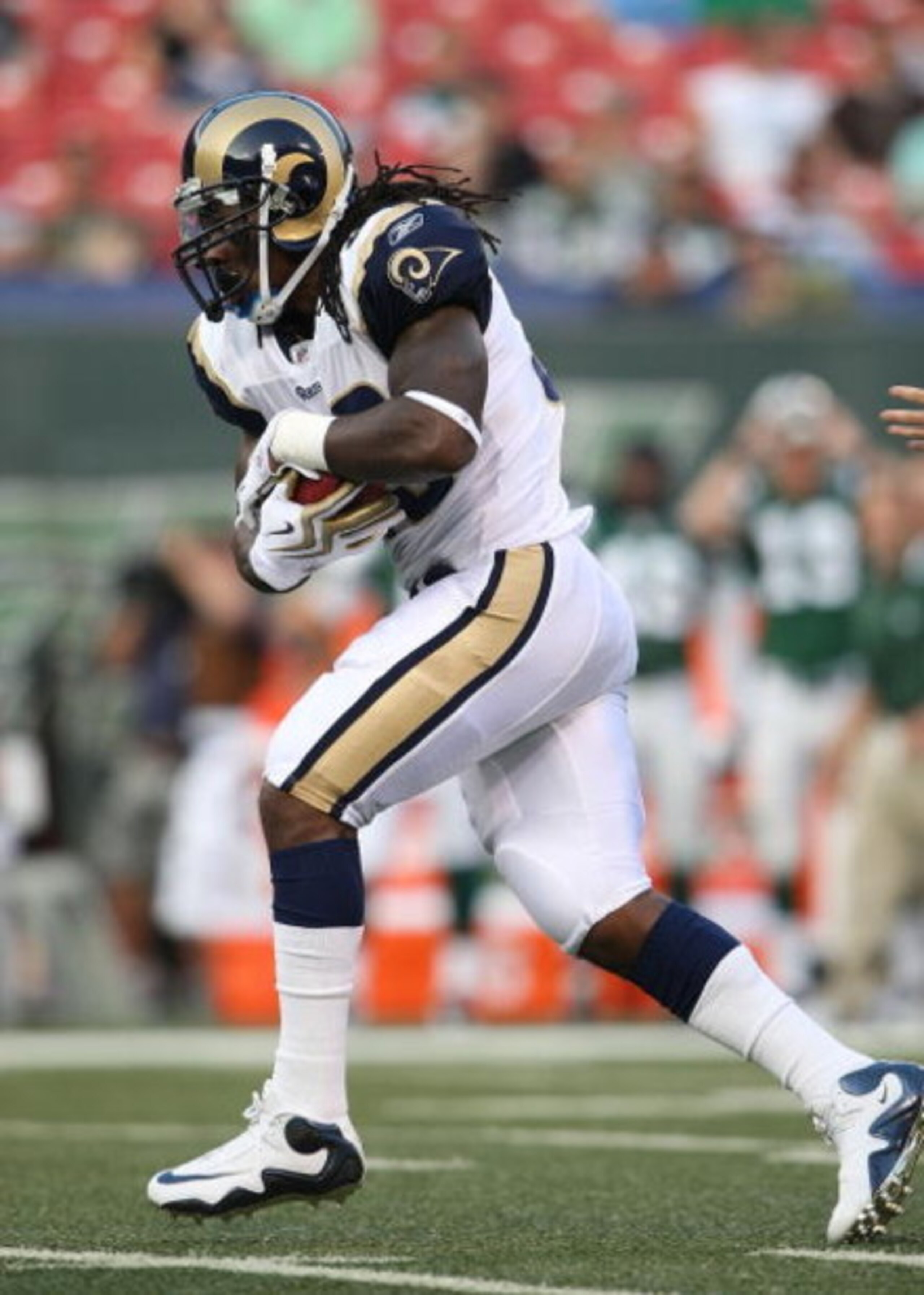 EAST RUTHERFORD, NJ - AUGUST 14:  Steven Jackson #39 of the St. Louis Rams runs the ball against the New York Jets during their preseason game at Giants Stadium on August 14, 2009  in East Rutherford, New Jersey.  (Photo by Nick Laham/Getty Images)