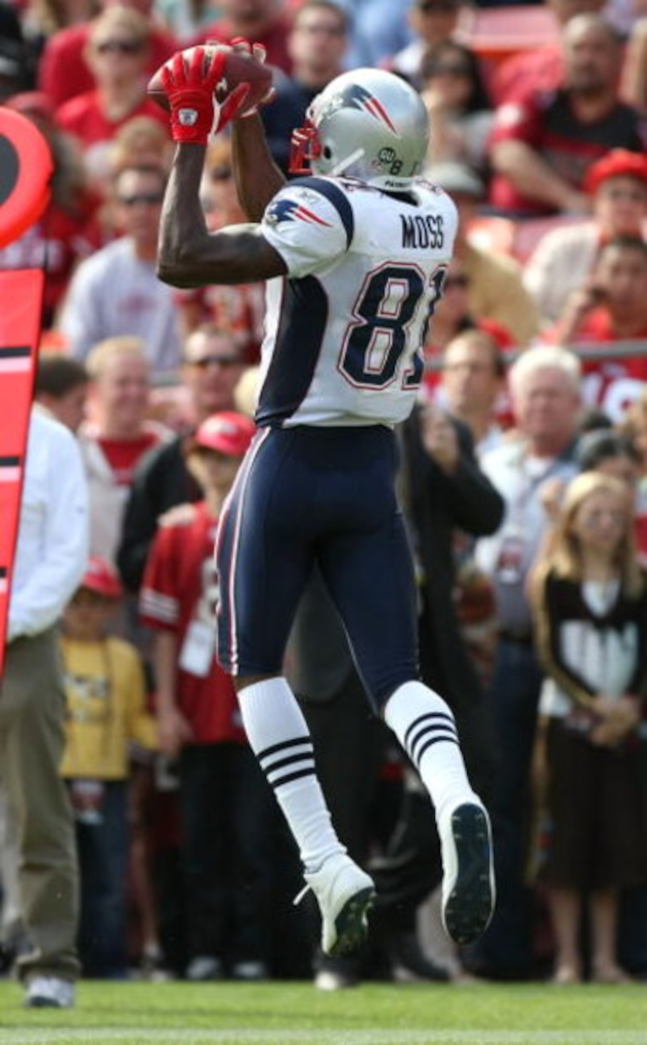 SAN FRANCISCO - OCTOBER 05:  Randy Moss #81 of the New England Patriots catches a pass against the San Francisco 49ers during an NFL game on October 5, 2008 at Candlestick Park in San Francisco, California.  (Photo by Jed Jacobsohn/Getty Images)