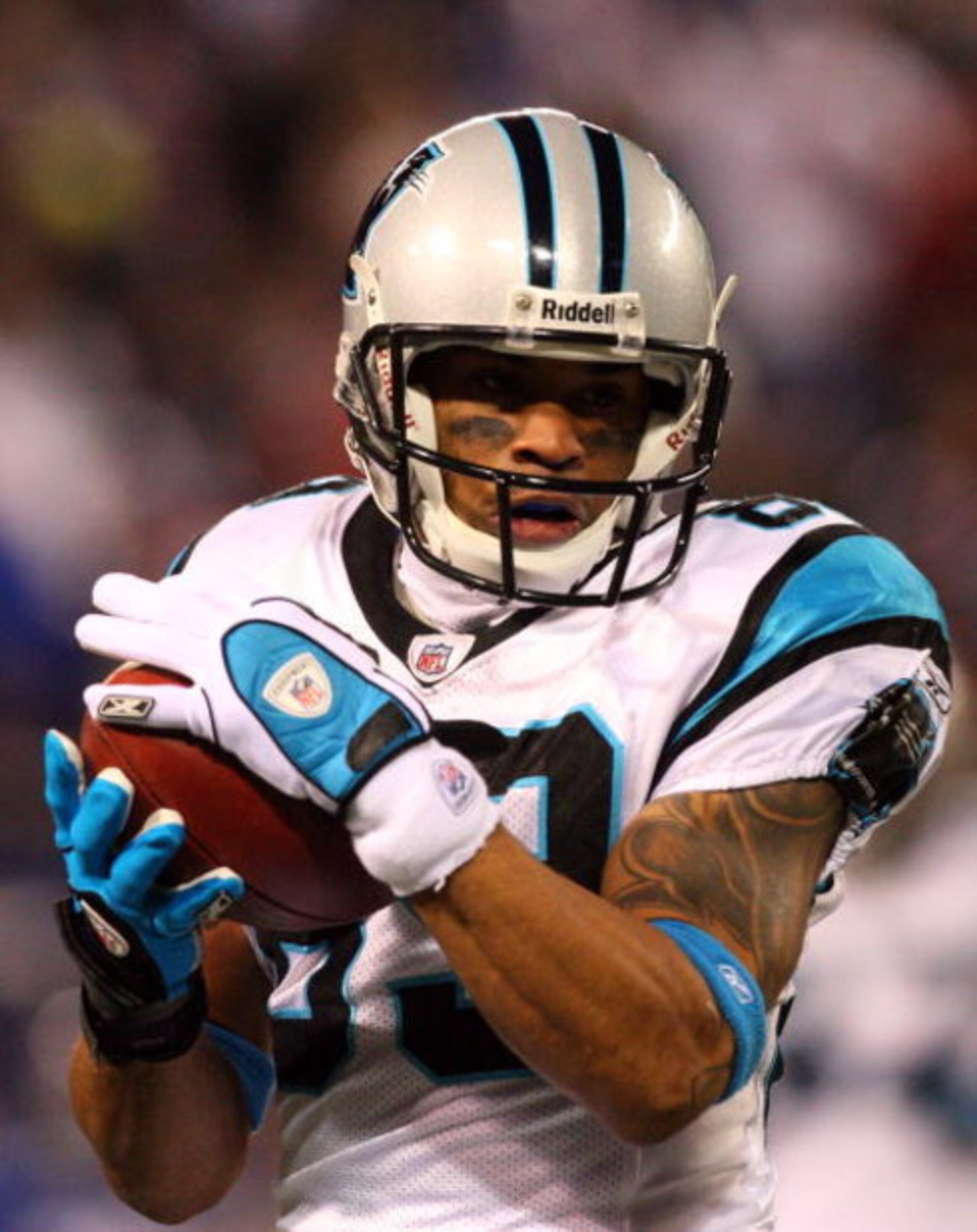 EAST RUTHERFORD, NJ - DECEMBER 21:  Wide receiver Steve Smith #89 of the Carolina Panthers  catches a pass against the New York Giantson December 21, 2008 at Giants Stadium in East Rutherford, New Jersey.  (Photo by Jim McIsaac/Getty Images)