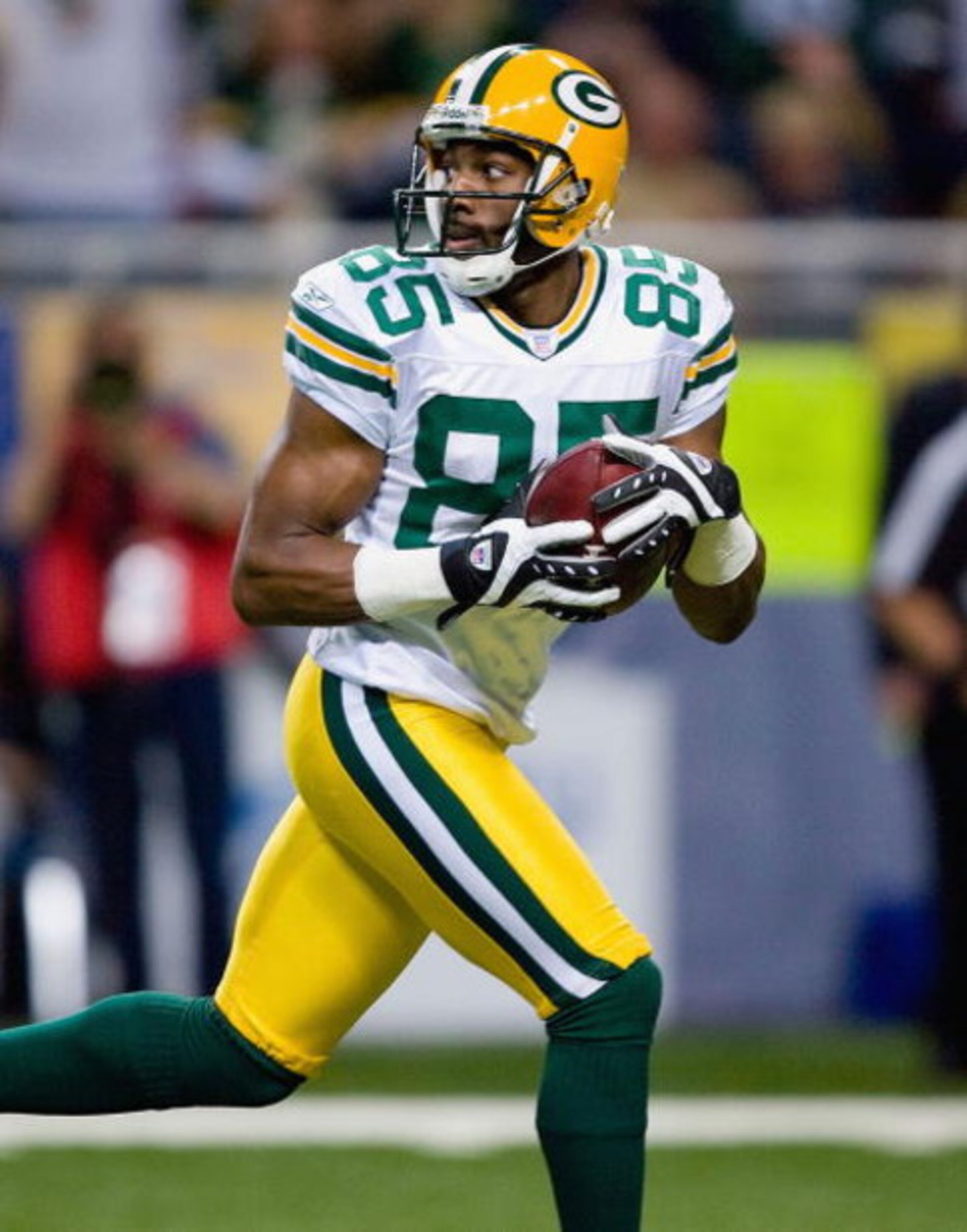 ST. LOUIS, MO - DECEMBER 16: Gerg Jennings #85 of the Green Bay Packers looks back as he runs for extra yards during the game against the St. Louis Rams on December 16, 2007 at the Edward Jones Dome in St. Louis, Missouri.  The Packers beat the Rams 33-14