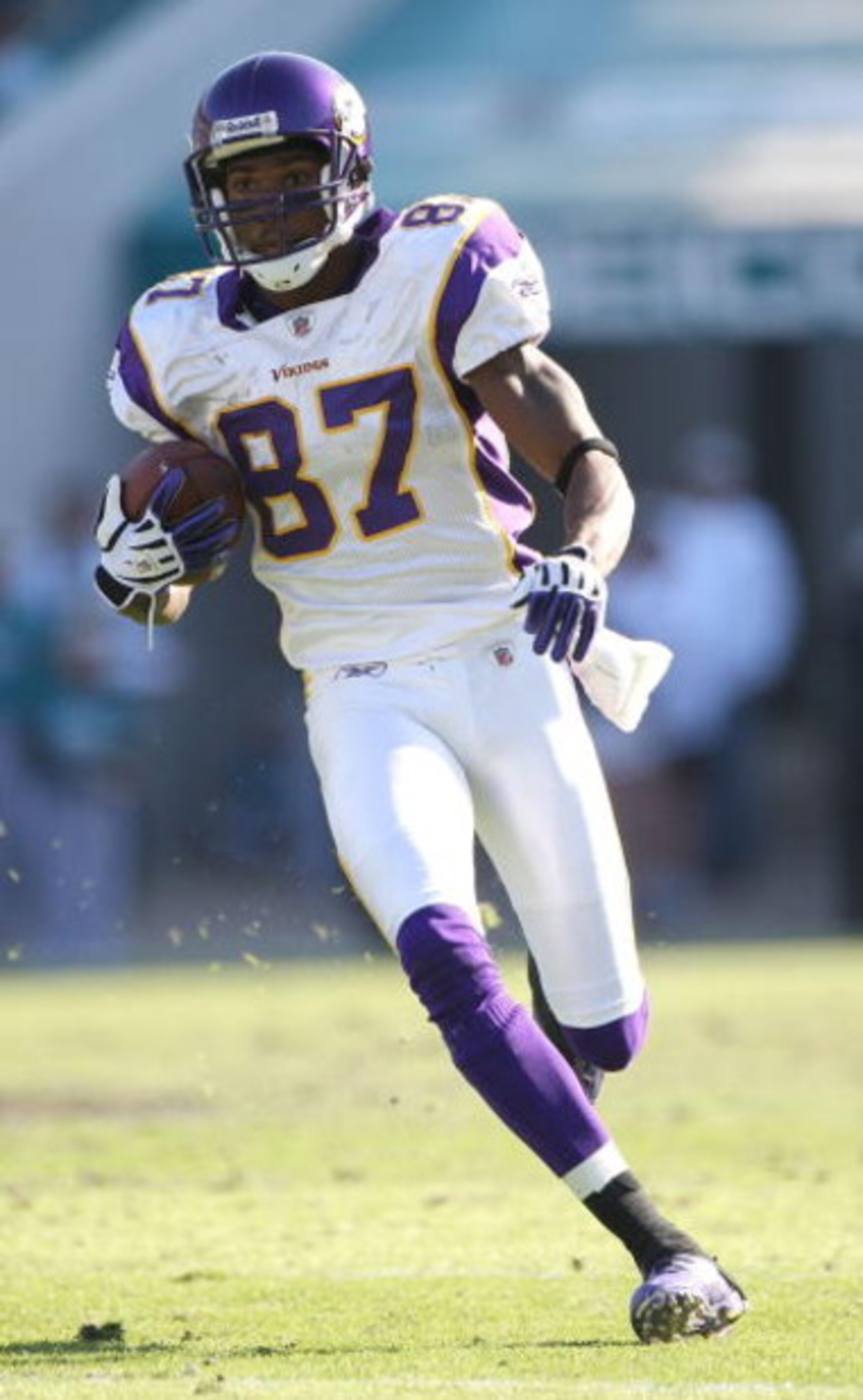 JACKSONVILLE, FL - NOVEMBER 23:  Bernard Berrian #87 of the Minnesota Vikings runs after making a reception against the Jacksonville Jaguars during the game at Jacksonville Municipal Stadium on November 23, 2008 in Jacksonville, Florida.  (Photo by Sam Gr