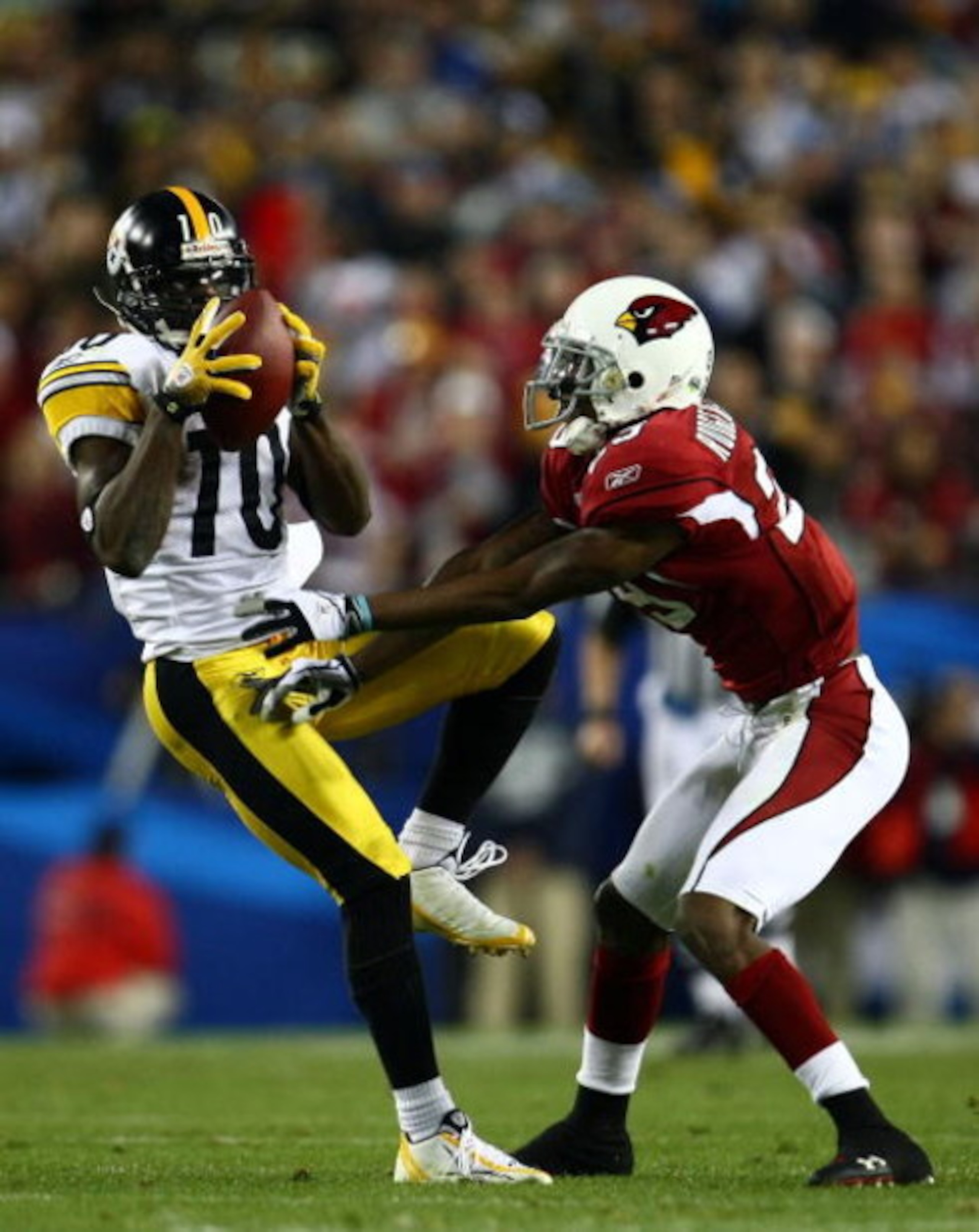 TAMPA, FL - FEBRUARY 01:  Wide receiver Santonio Holmes #10 of the Pittsburgh Steelers makes a catch against cornerback Dominique Rodgers-Cromartie #29 of the Arizona Cardinals during Super Bowl XLIII on February 1, 2009 at Raymond James Stadium in Tampa,