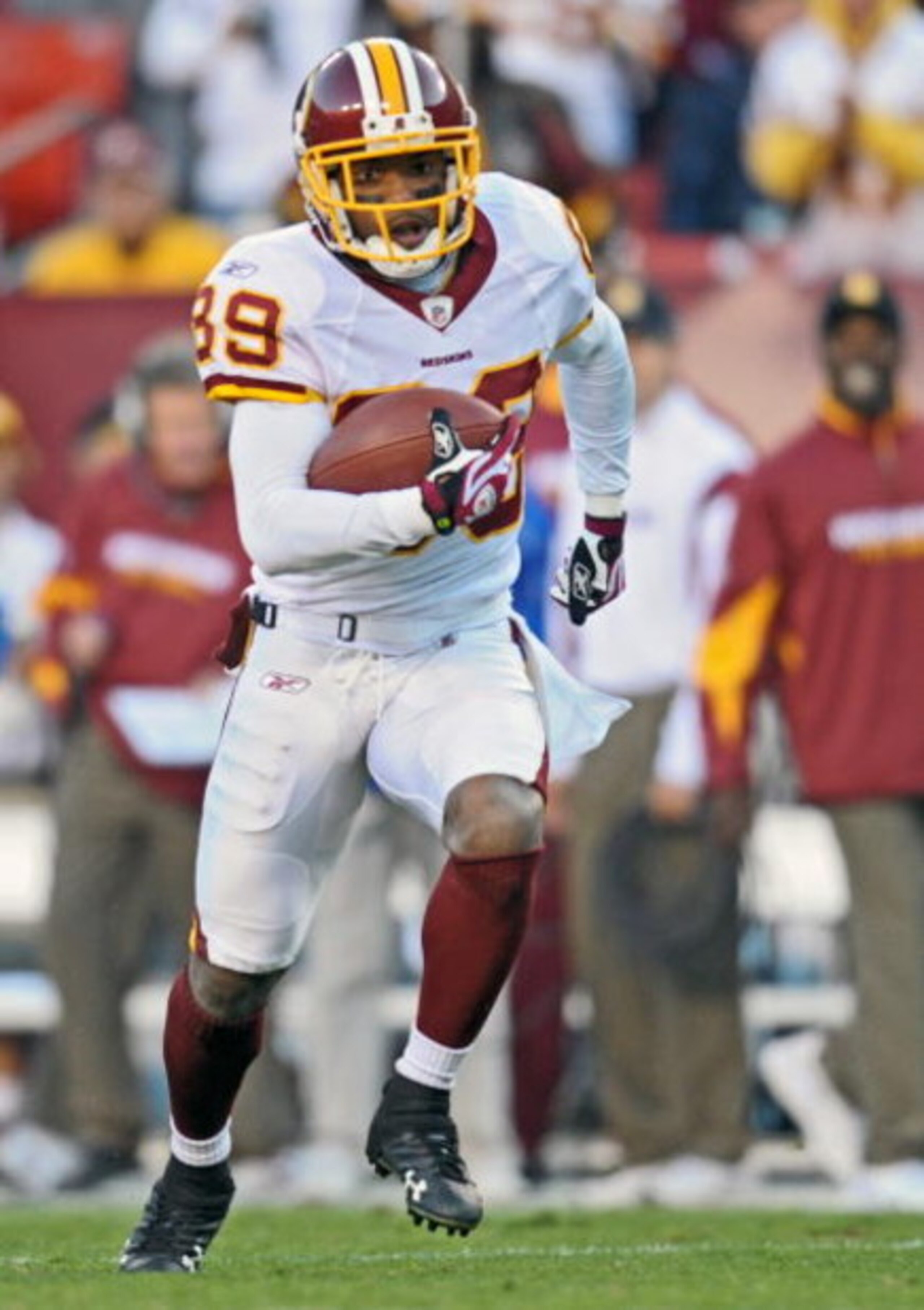 LANDOVER, MD - OCTOBER 19: Wide receiver Santana Moss #89 of the Washington Redskins runs with the ball during the game against the Cleveland Browns on October 19, 2008 at FedEx Field in Landover, Maryland. (Photo by Drew Hallowell/Getty Images)