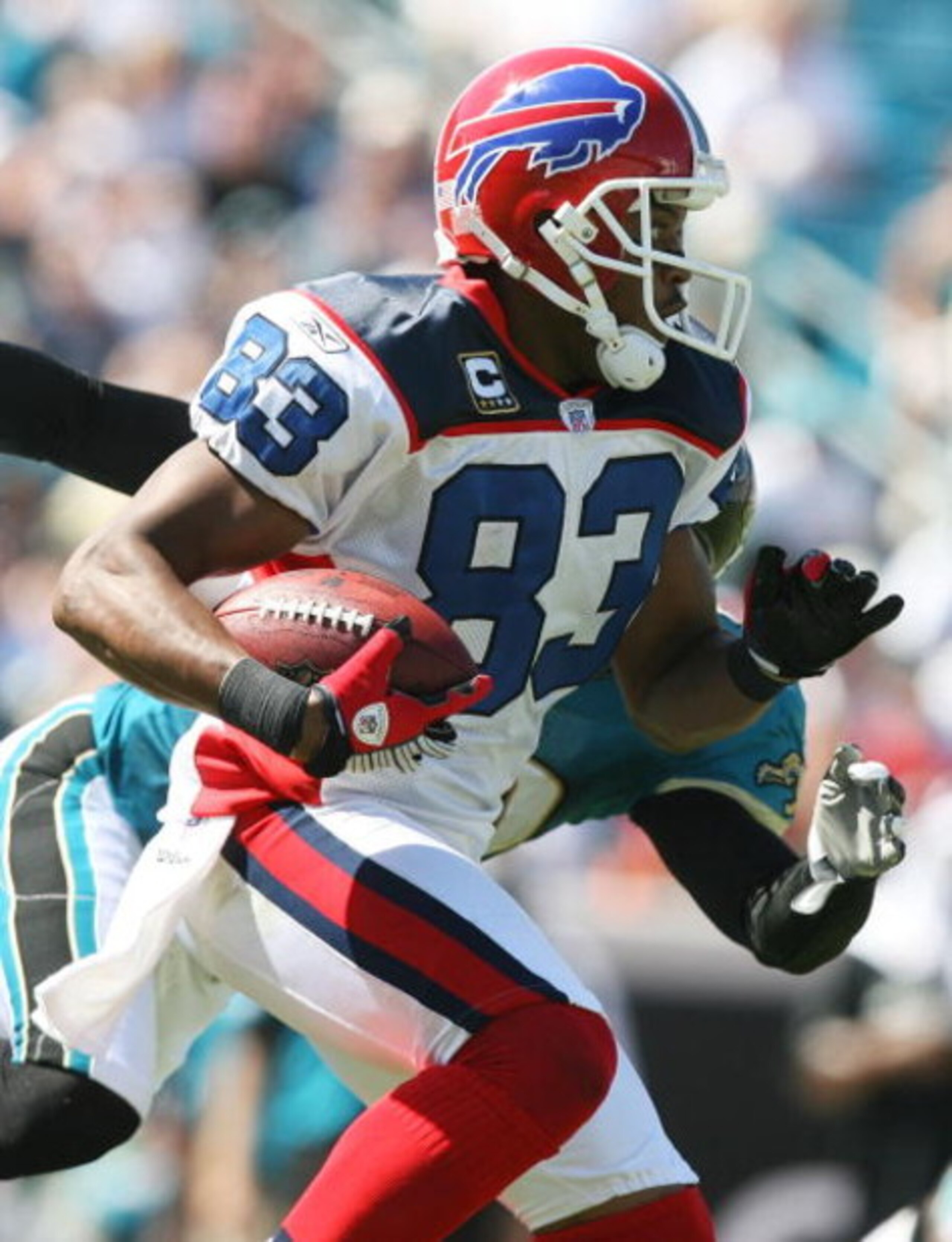 JACKSONVILLE, FL - SEPTEMBER 14:  Wide receiver Lee Evans #83 of the Buffalo Bills looks for room to run while taking on the Jacksonville Jaguars at Jacksonville Municipal Stadium on September 14, 2008 in Jacksonville, Florida. The Bills defeated the Jagu