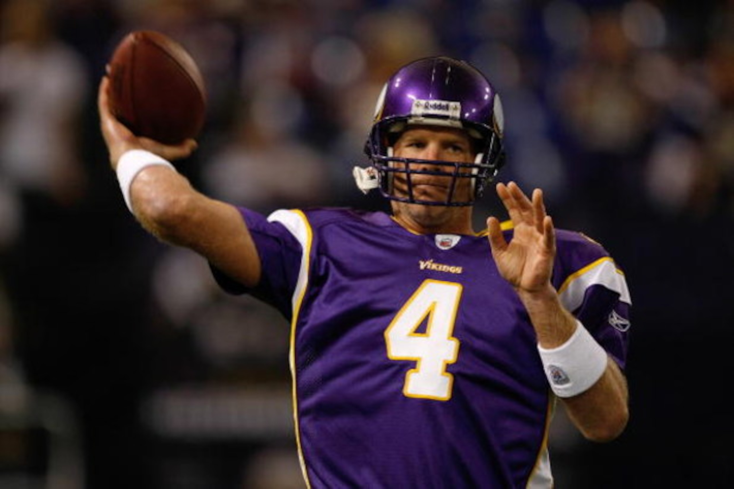MINNEAPOLIS, MN - AUGUST 21: Quarterback Brett Favre #4 of the Minnesota Vikings passes the football against the Kansas City Chiefs at Hubert H. Humphrey Metrodome on August 21, 2009 in Minneapolis, Minnesota. (Photo by Scott Boehm/Getty Images)