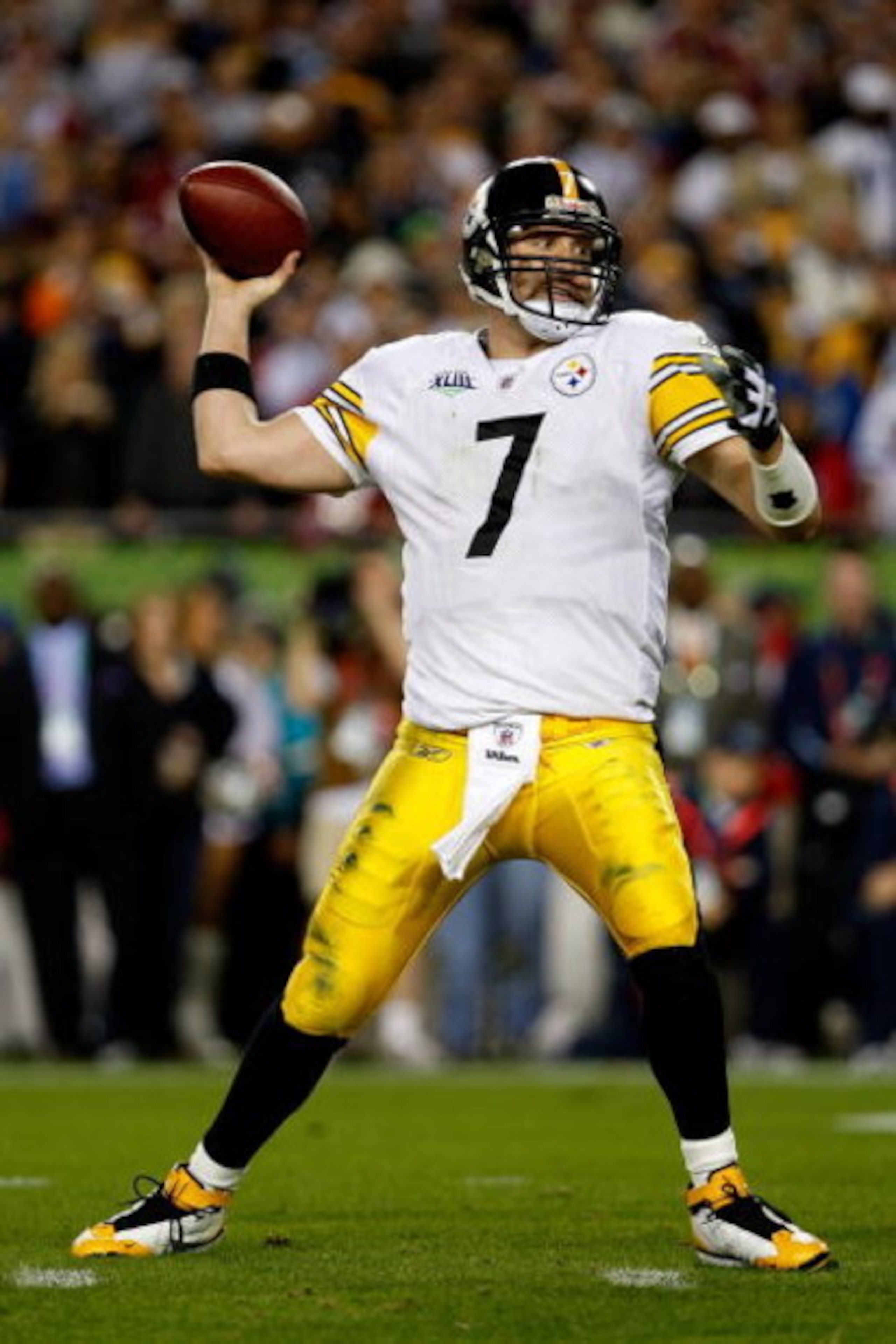 TAMPA, FL - FEBRUARY 01:  Quarterback Ben Roethlisberger #7 of the Pittsburgh Steelers passes against the Arizona Cardinals during Super Bowl XLIII on February 1, 2009 at Raymond James Stadium in Tampa, Florida.  (Photo by Jamie Squire/Getty Images)