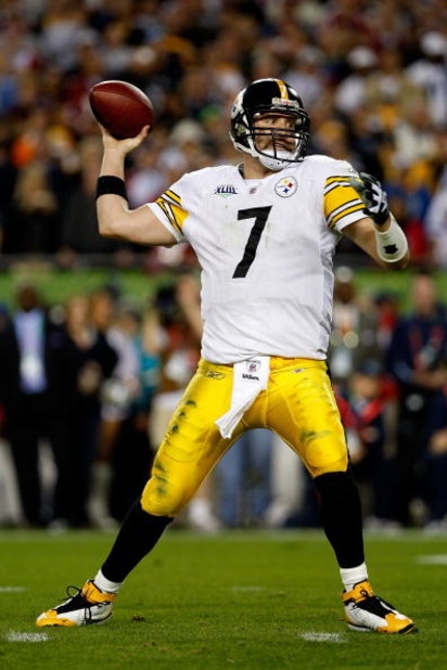 TAMPA, FL - FEBRUARY 01:  Quarterback Ben Roethlisberger #7 of the Pittsburgh Steelers passes against the Arizona Cardinals during Super Bowl XLIII on February 1, 2009 at Raymond James Stadium in Tampa, Florida.  (Photo by Jamie Squire/Getty Images)