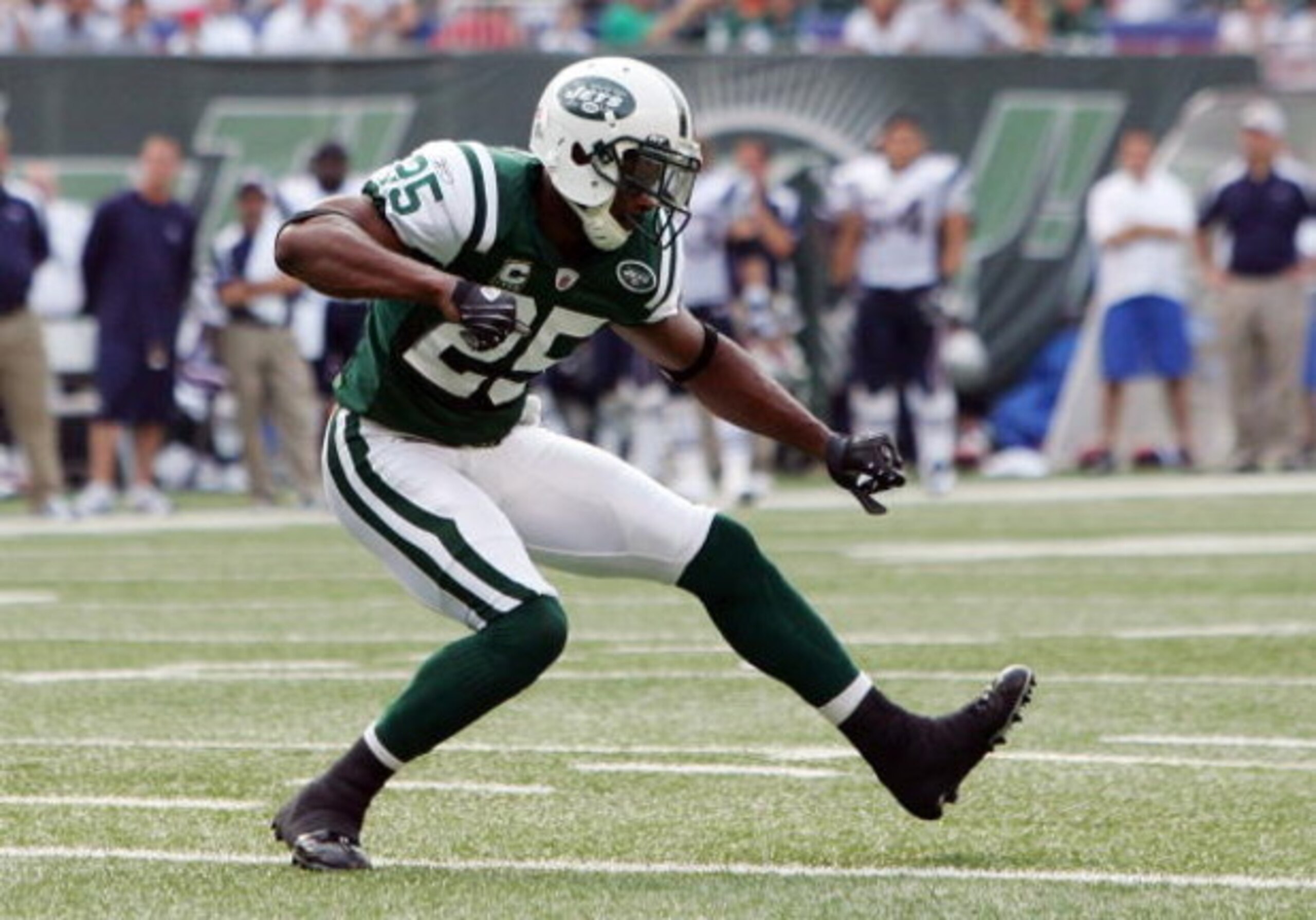 EAST RUTHERFORD, NJ - SEPTEMBER 14: Kerry Rhodes #25 of the New York Jets celebrates a defensive play against the New England Patriots on September 14, 2008 at Giants Stadium in East Rutherford, New Jersey.  (Photo by Jim McIsaac/Getty Images)