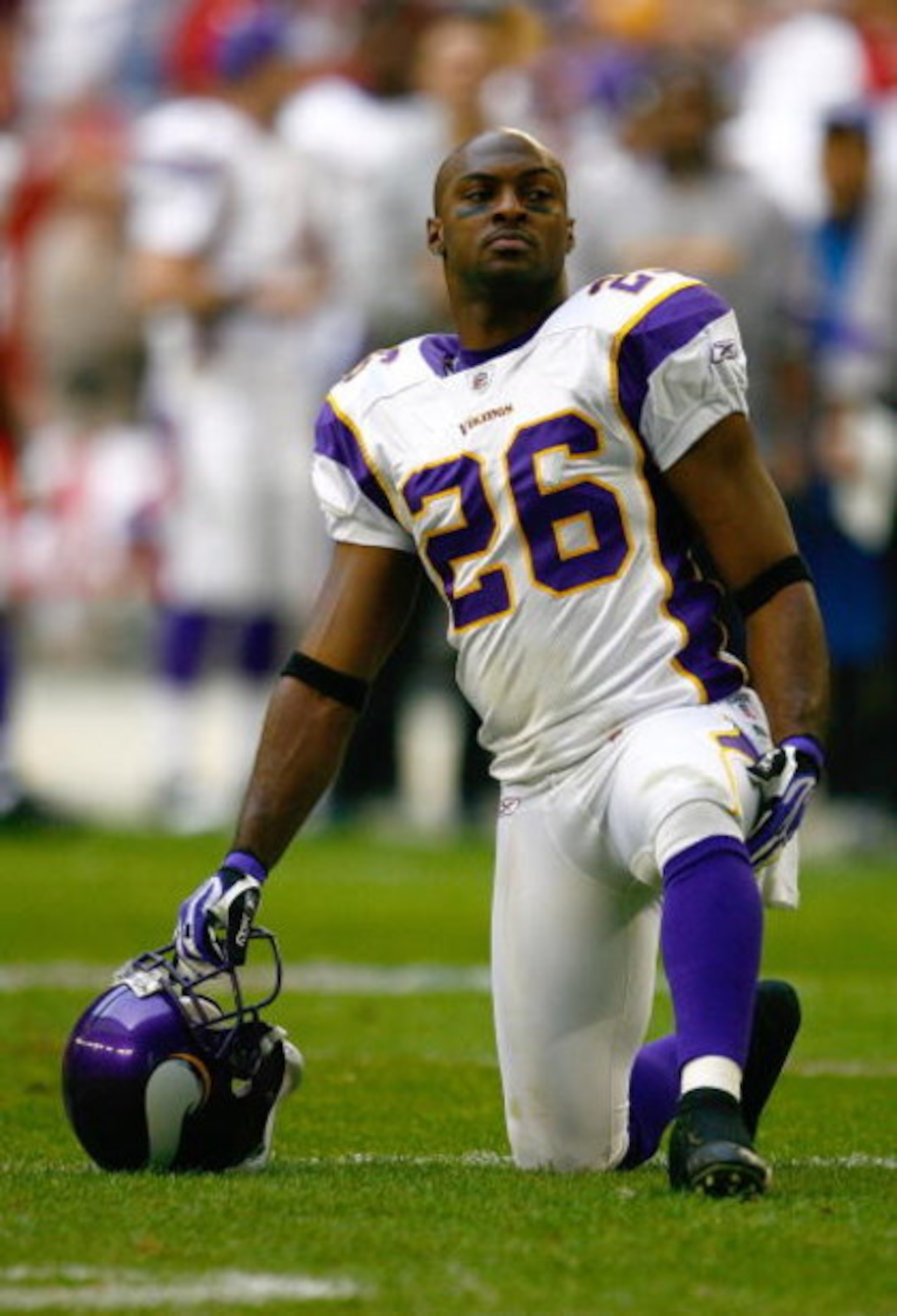 GLENDALE, AZ - DECEMBER 14:  Antoine Winfield #26 of the Minnesota Vikings kneels on one knee during a break in NFL game action against the Arizona Cardinals at the University of Phoenix Stadium on December 14, 2008 in Glendale, Arizona. The Vikings defea
