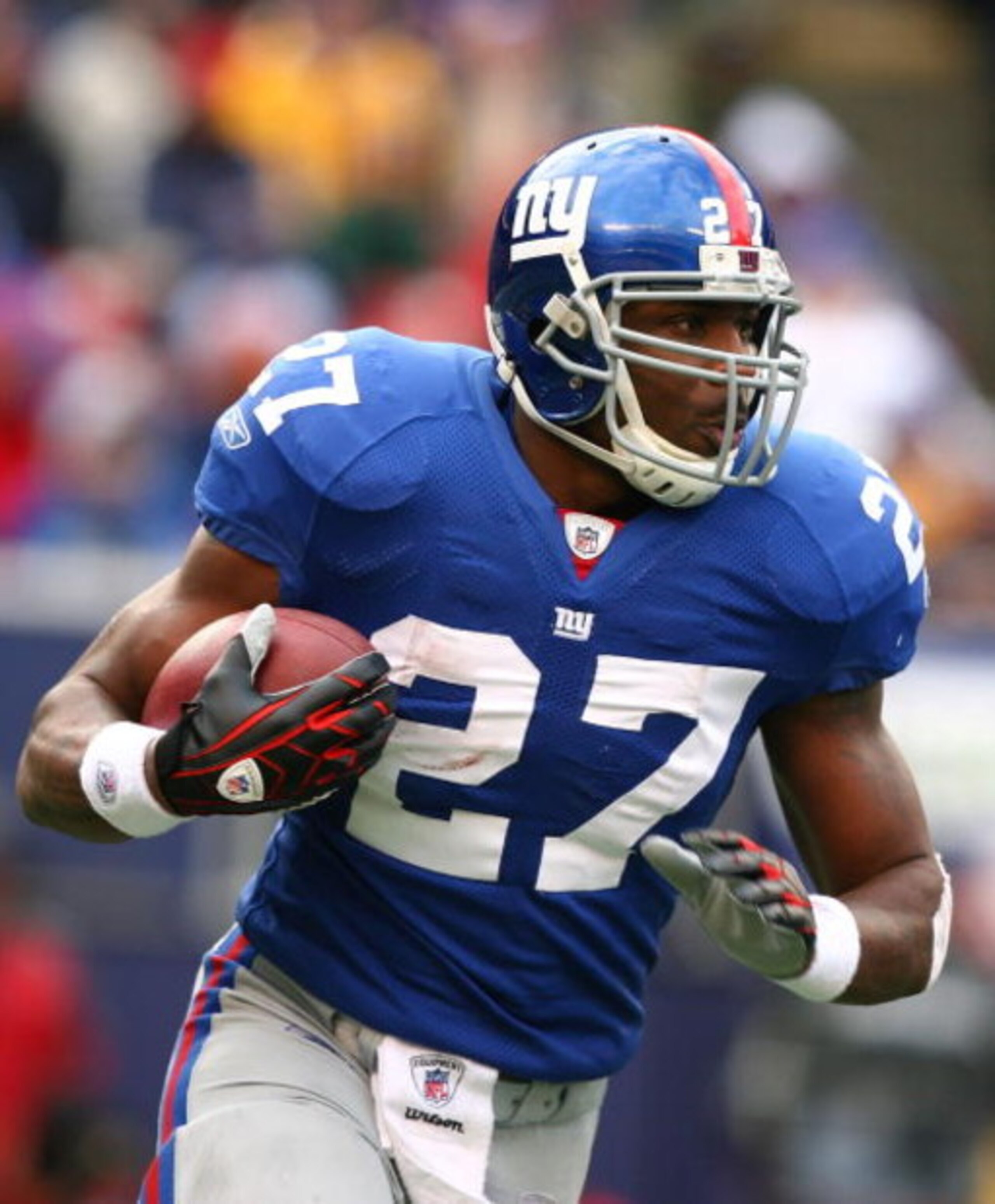 EAST RUTHERFORD, NJ - DECEMBER 07:  Brandon Jacobs #27 of the New York Giants runs against the Philadelphia Eagles during their game on December 7, 2008 at Giants Stadium in East Rutherford, New Jersey.  (Photo by Al Bello/Getty Images)