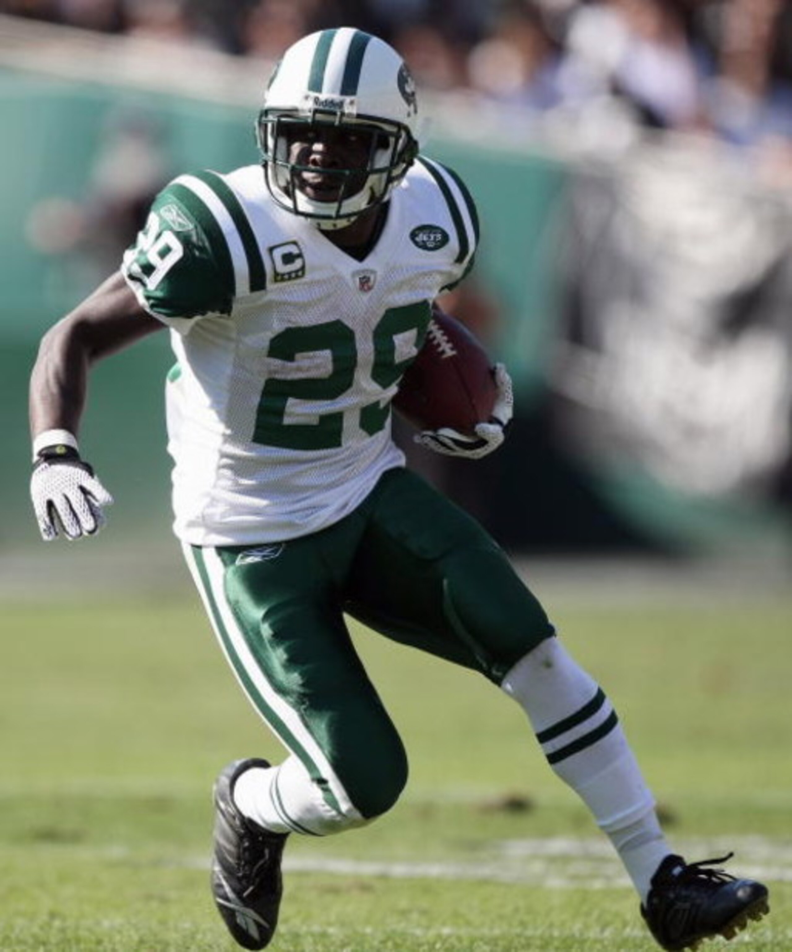 OAKLAND, CA - OCTOBER 19:  Leon Washington #29 of the New York Jets carries the ball during the game against the Oakland Raiders on October 19, 2008 at the Oakland-Alameda County Coliseum in Oakland, California. (Photo by Jed Jacobsohn/Getty Images)