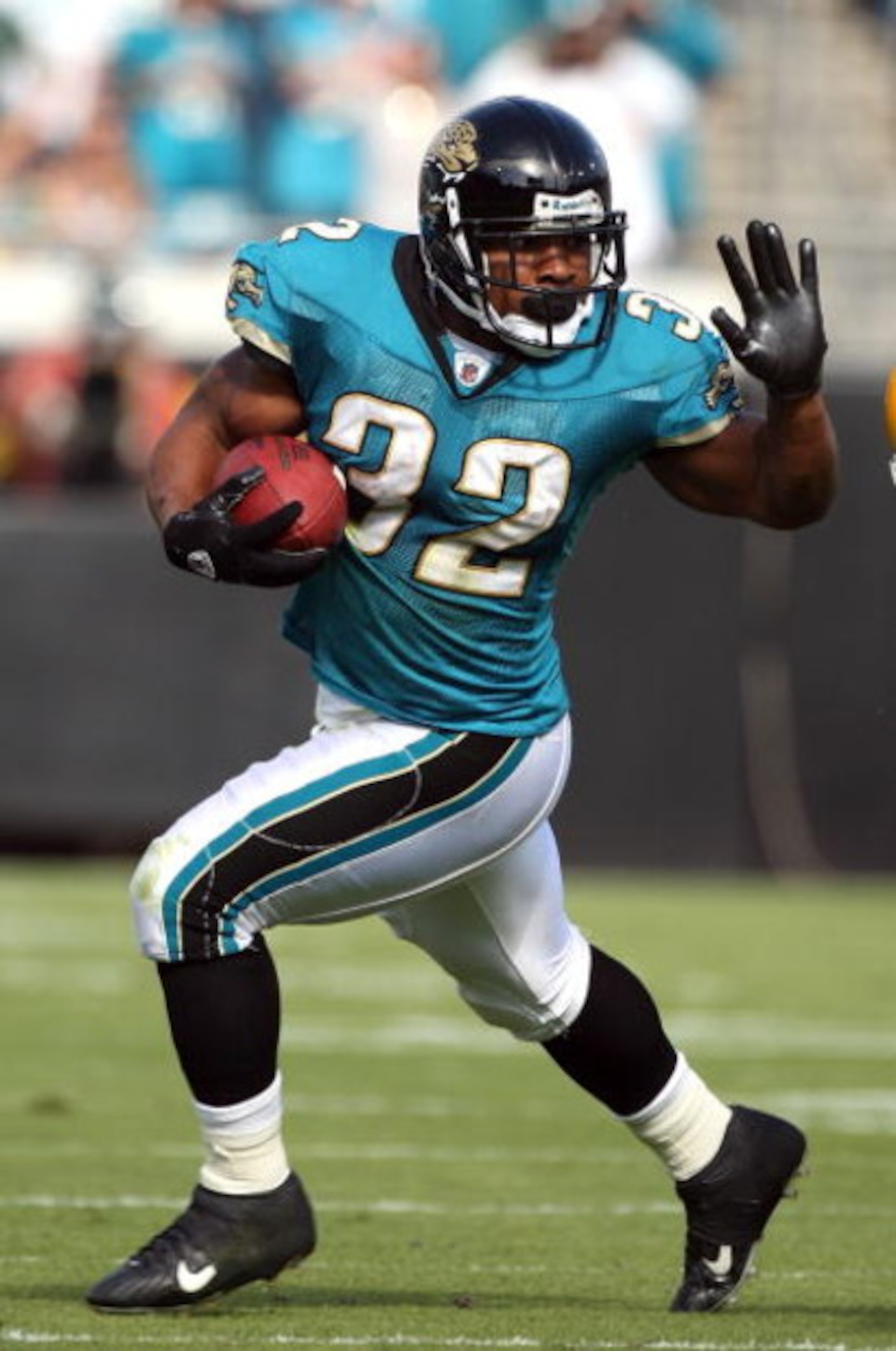 JACKSONVILLE, FL - DECEMBER 14:  Maurice Jones-Drew #32 of the Jacksonville Jaguars runs for yardage against the Green Bay Packers during the game at Jacksonville Municipal stadium on December 14, 2008 in Jacksonville, Florida.  (Photo by Sam Greenwood/Ge