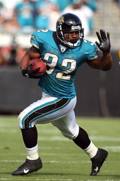 JACKSONVILLE, FL - DECEMBER 14:  Maurice Jones-Drew #32 of the Jacksonville Jaguars runs for yardage against the Green Bay Packers during the game at Jacksonville Municipal stadium on December 14, 2008 in Jacksonville, Florida.  (Photo by Sam Greenwood/Ge