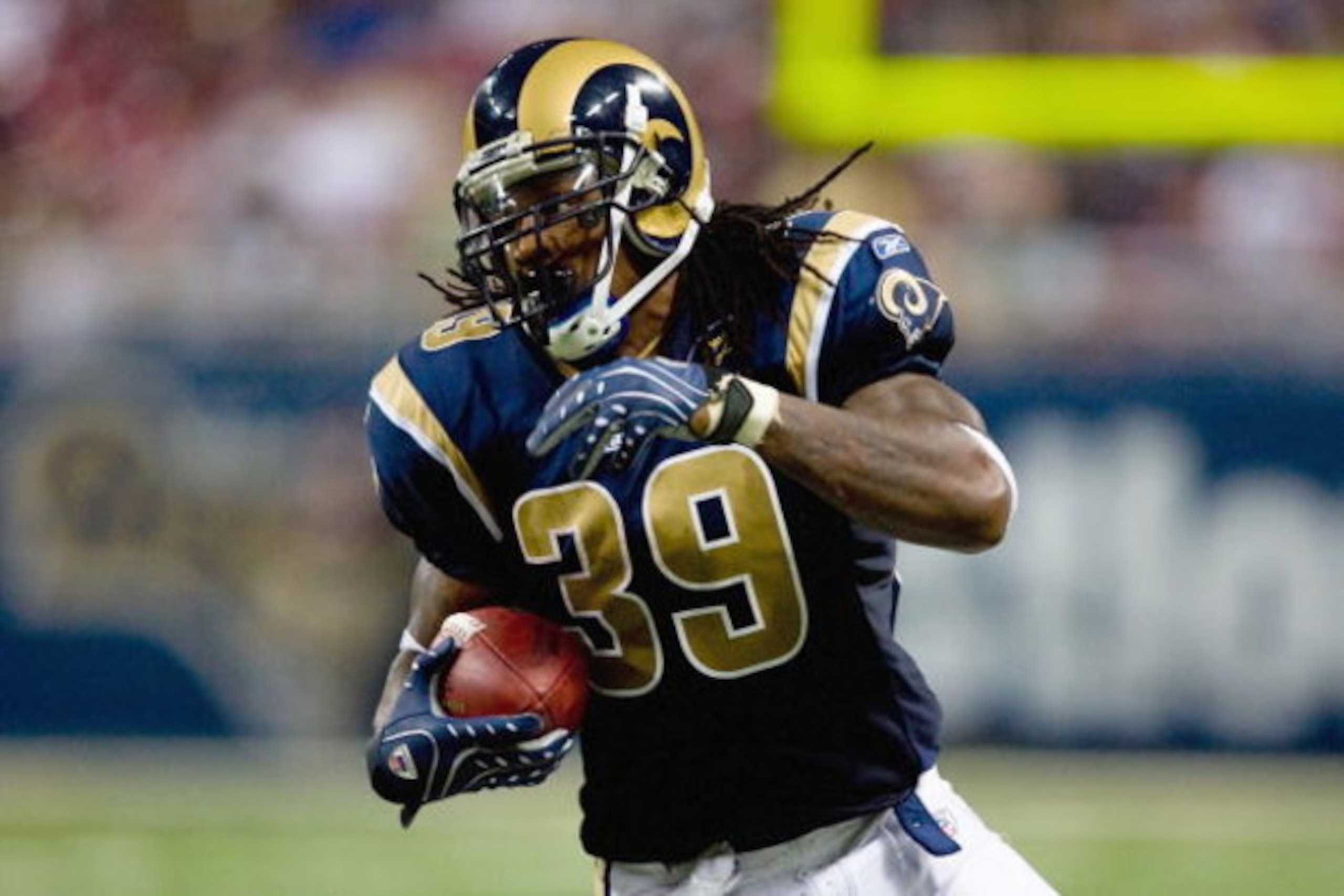ST. LOUIS, MO - SEPTEMBER 28:  Steven Jackson #39 of the St. Louis Rams carries the ball during the game against the Buffalo Bills at the Edward Jones Dome on September 28, 2008 in St. Louis, Missouri. (Photo by Dilip Vishwanat/Getty Images)