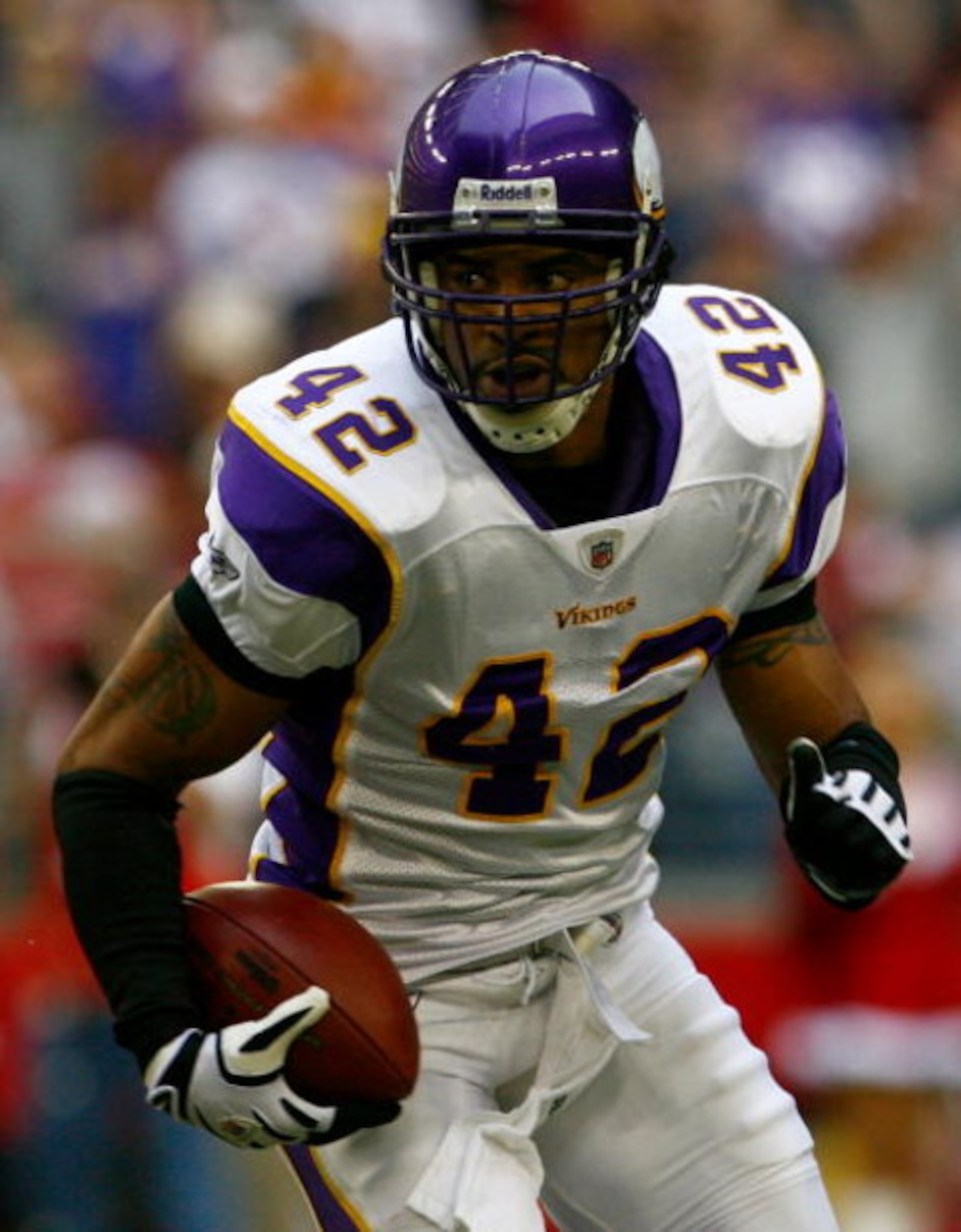 GLENDALE, AZ - DECEMBER 14:  Darren Sharper #42 of the Minnesota Vikings carries the ball after recovering a fumble in the first quarter against the Arizona Cardinals at the University of Phoenix Stadium on December 14, 2008 in Glendale, Arizona. The Viki