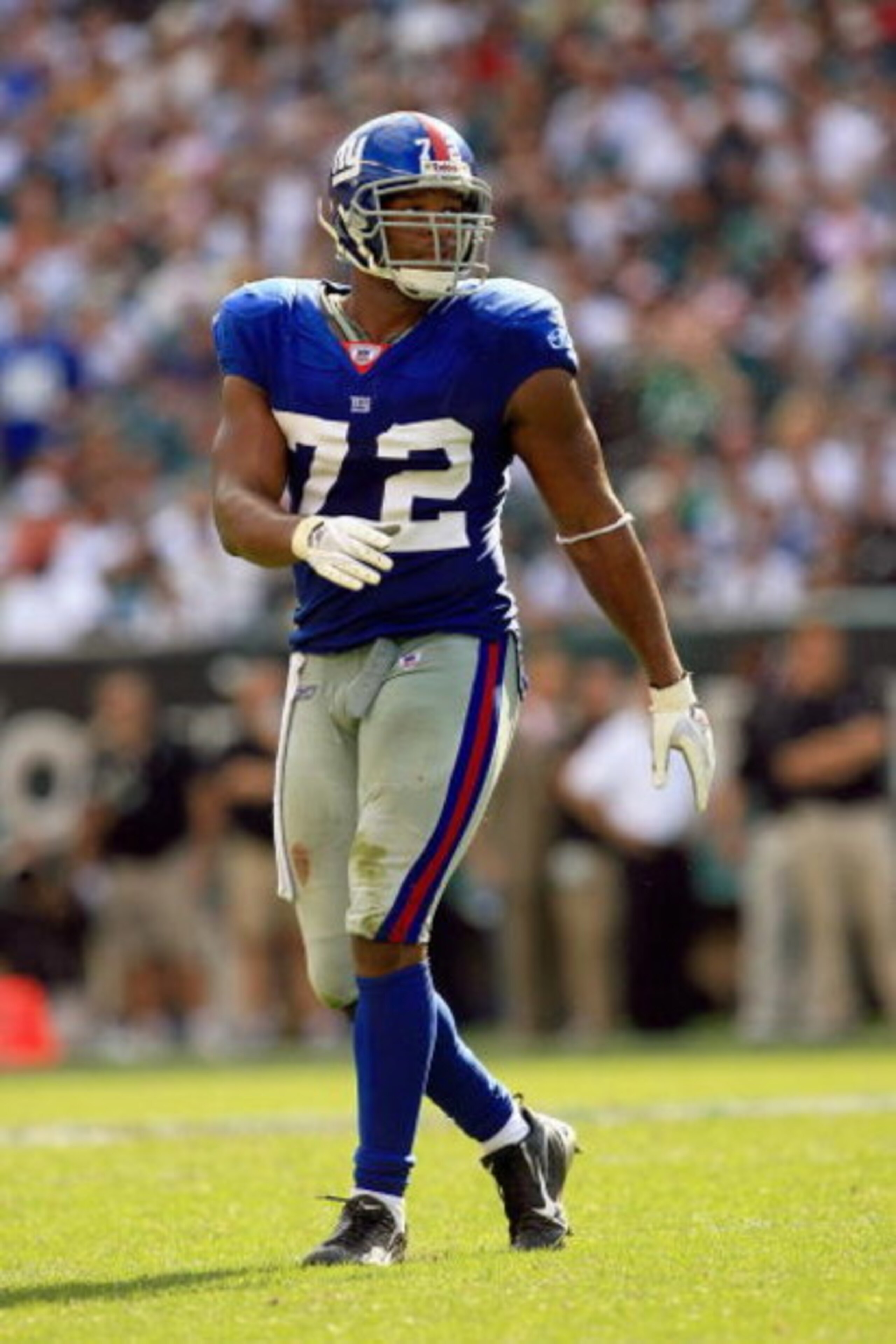 PHILADELPHIA - SEPTEMBER 17: Defensive end Osi Umenyiora #72 of the New York Giants looks on during the game against the Philadelphia Eagles at Lincoln Financial Field on September 17, 2006 in Philadelphia, Pennsylvania. The Giants defeated the Eagles 3 PHILADELPHIA - SEPTEMBER 17: Defensive end Osi Umenyiora #72 of the New York Giants looks on during the game against the Philadelphia Eagles at Lincoln Financial Field on September 17, 2006 in Philadelphia, Pennsylvania. The Giants defeated the Eagles 3