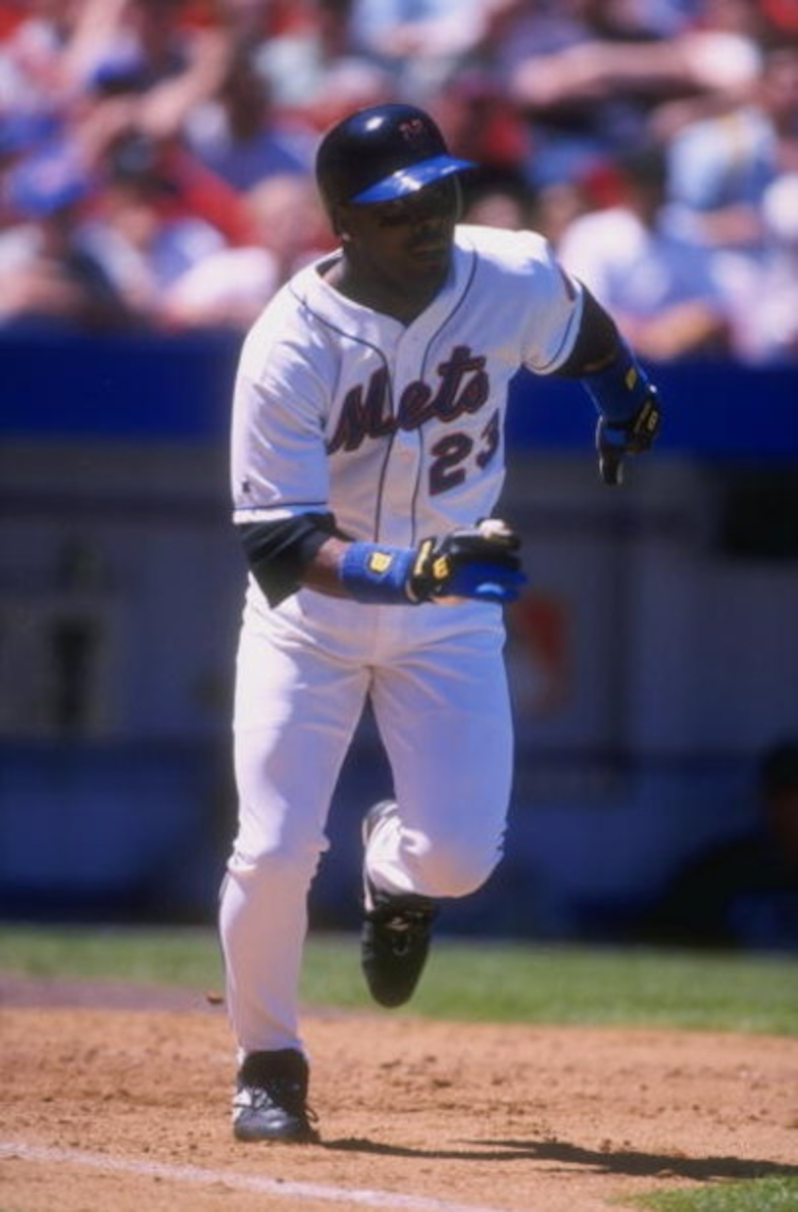 10 Jun 1998:  Bernard Gilkey #23 of the New York Mets in action during a game against the Tampa Bay Devil Rays at Shea Stadium in Flushing, New York. The Mets defeated the Devil Rays 3-2. Mandatory Credit: Al Bello  /Allsport