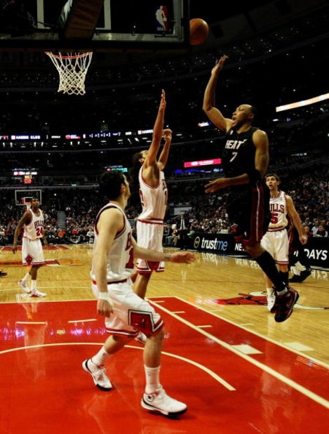 CHICAGO - FEBRUARY 12: Shawn Marion #7 of the Miami Heat puts up a shot over Joakim Noah #13 and Kirk Hinrich #12 of the Chicago Bulls on February 12, 2009 at the United Center in Chicago, Illinois. The Heat defeated the Bulls 95-93. NOTE TO USER: User ex