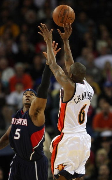 OAKLAND, CA - JANUARY 16:  Jamal Crawford #6 of the Golden State Warriors shoots over Josh Smith #5  of the Atlanta Hawks during an NBA game on January 16, 2009 at Oracle Arena in Oakland, California. NOTE TO USER: User expressly acknowledges and agrees t