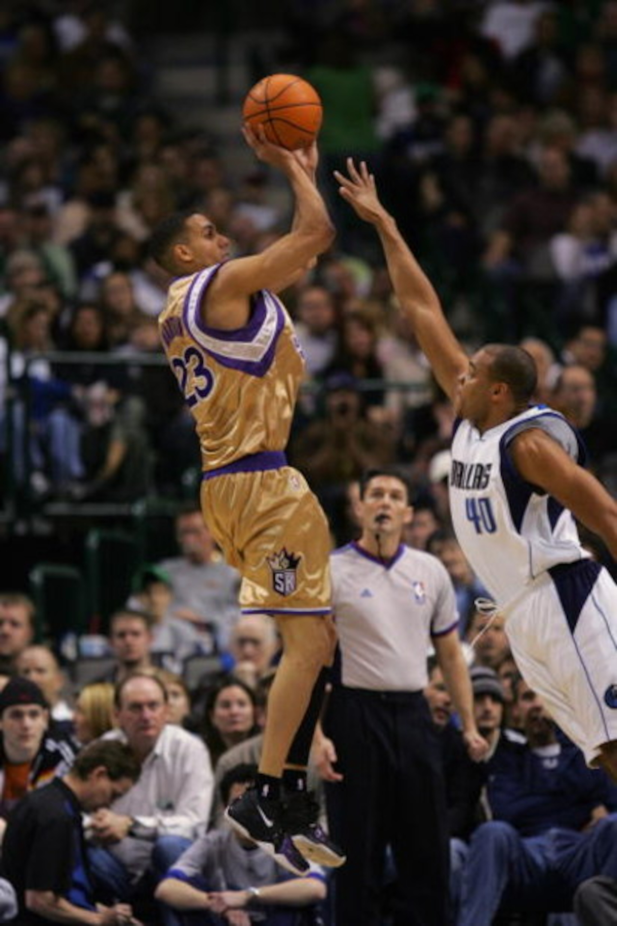 DALLAS - JANUARY 27:  Kevin Martin #23 of the Sacramento Kings shoots over Devean George #40 of the Dallas Mavericks during a game at the American Airlines Center on January 27, 2007 in Dallas, Texas.  The Mavs won 106-104.  (Photo by Ronald Martinez/Gett