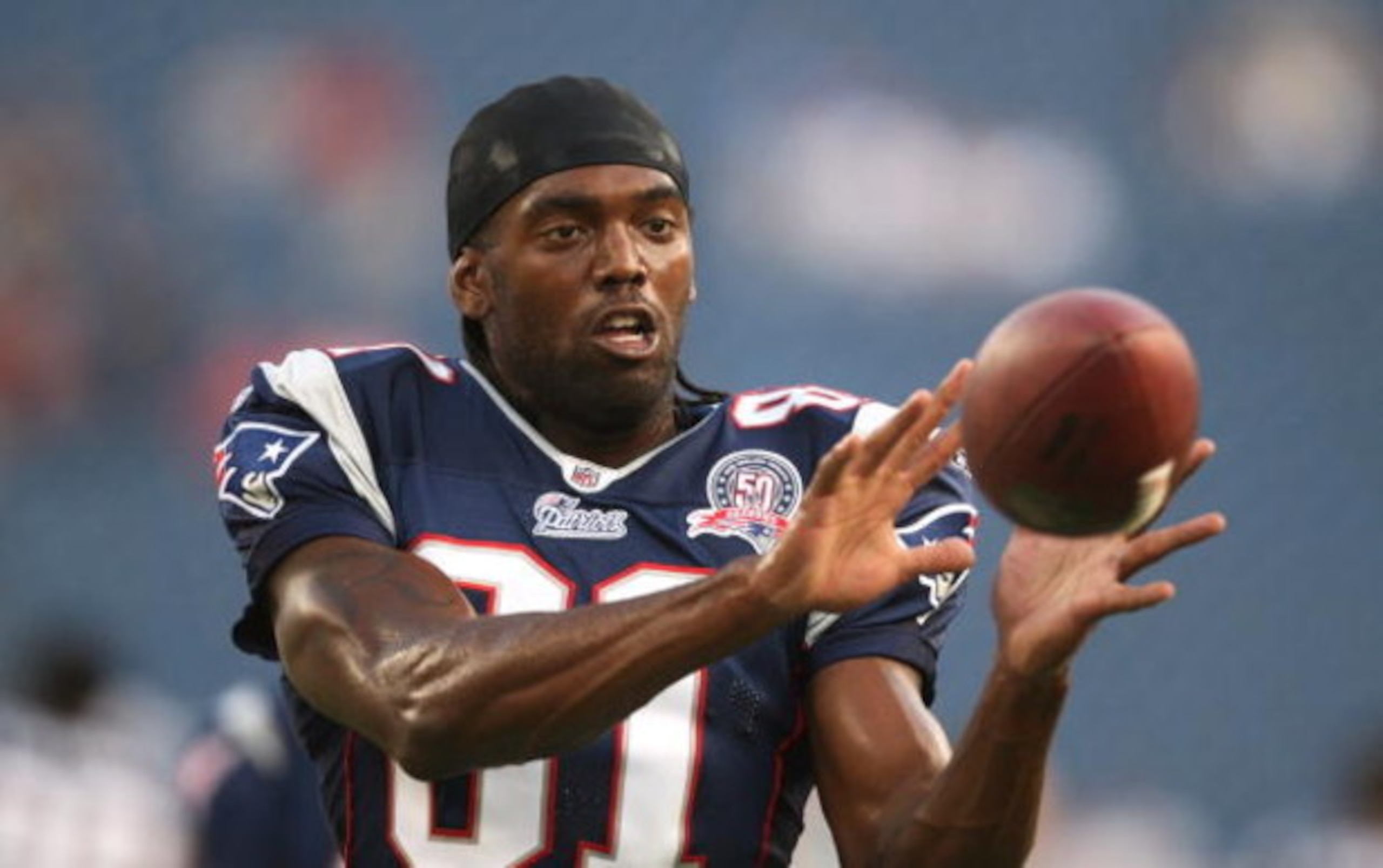 FOXBORO, MA - AUGUST 20: Randy Moss #81 of the New England Patriots catches a pass during warm ups against the Cincinnati Bengals during their preseason game at Gillette Stadium on August 20, 2009 in Foxboro, Massachusetts. (Photo by Jim Rogash/Getty Im FOXBORO, MA - AUGUST 20: Randy Moss #81 of the New England Patriots catches a pass during warm ups against the Cincinnati Bengals during their preseason game at Gillette Stadium on August 20, 2009 in Foxboro, Massachusetts. (Photo by Jim Rogash/Getty Im