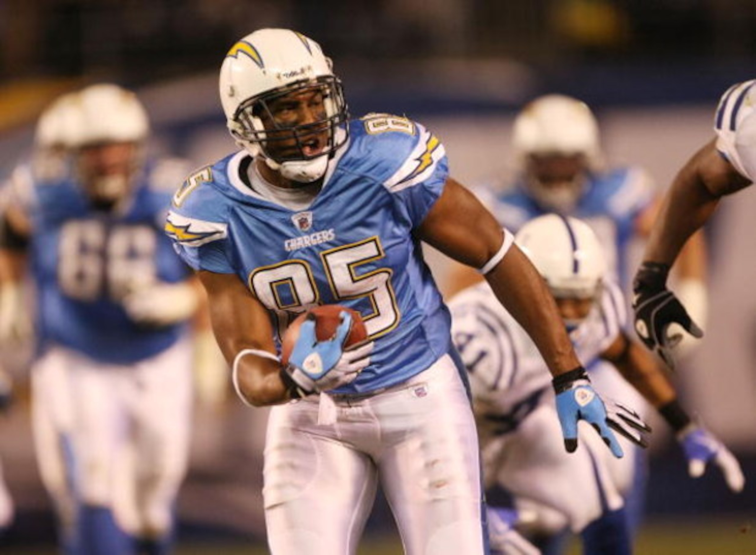 SAN DIEGO - JANUARY 03: Antonio Gates #85 of the San Diego Chargers runs after a catch against the Indianapolis Colts during their AFC Wild Card Game on January 3, 2009 at Qualcomm Stadium in San Diego, California. (Photo by Stephen Dunn/Getty Images) SAN DIEGO - JANUARY 03: Antonio Gates #85 of the San Diego Chargers runs after a catch against the Indianapolis Colts during their AFC Wild Card Game on January 3, 2009 at Qualcomm Stadium in San Diego, California. (Photo by Stephen Dunn/Getty Images)