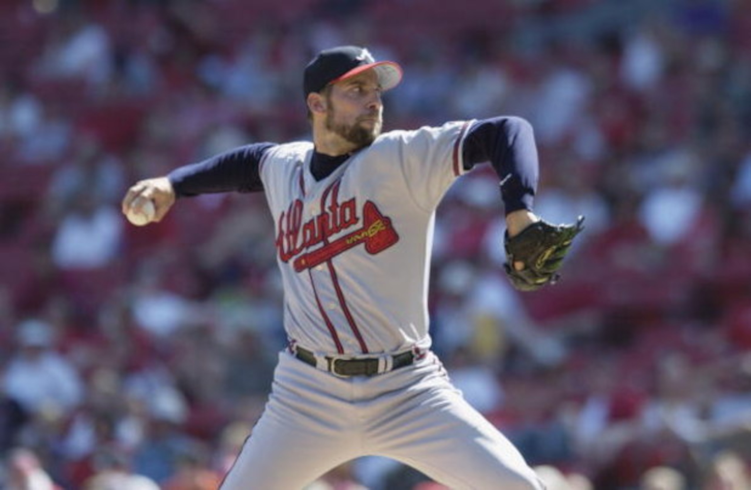 ST. LOUIS - MAY 05: John Smoltz #29 of the Atlanta Braves delivers a pitch in the ninth inning against the St. Louis Cardinals during the game at Busch Stadium in St. Louis, Missouri on May 05, 2002. The Braves defeated the Cardinals 4-2. (Photo by Elsa/ ST. LOUIS - MAY 05: John Smoltz #29 of the Atlanta Braves delivers a pitch in the ninth inning against the St. Louis Cardinals during the game at Busch Stadium in St. Louis, Missouri on May 05, 2002. The Braves defeated the Cardinals 4-2. (Photo by Elsa/