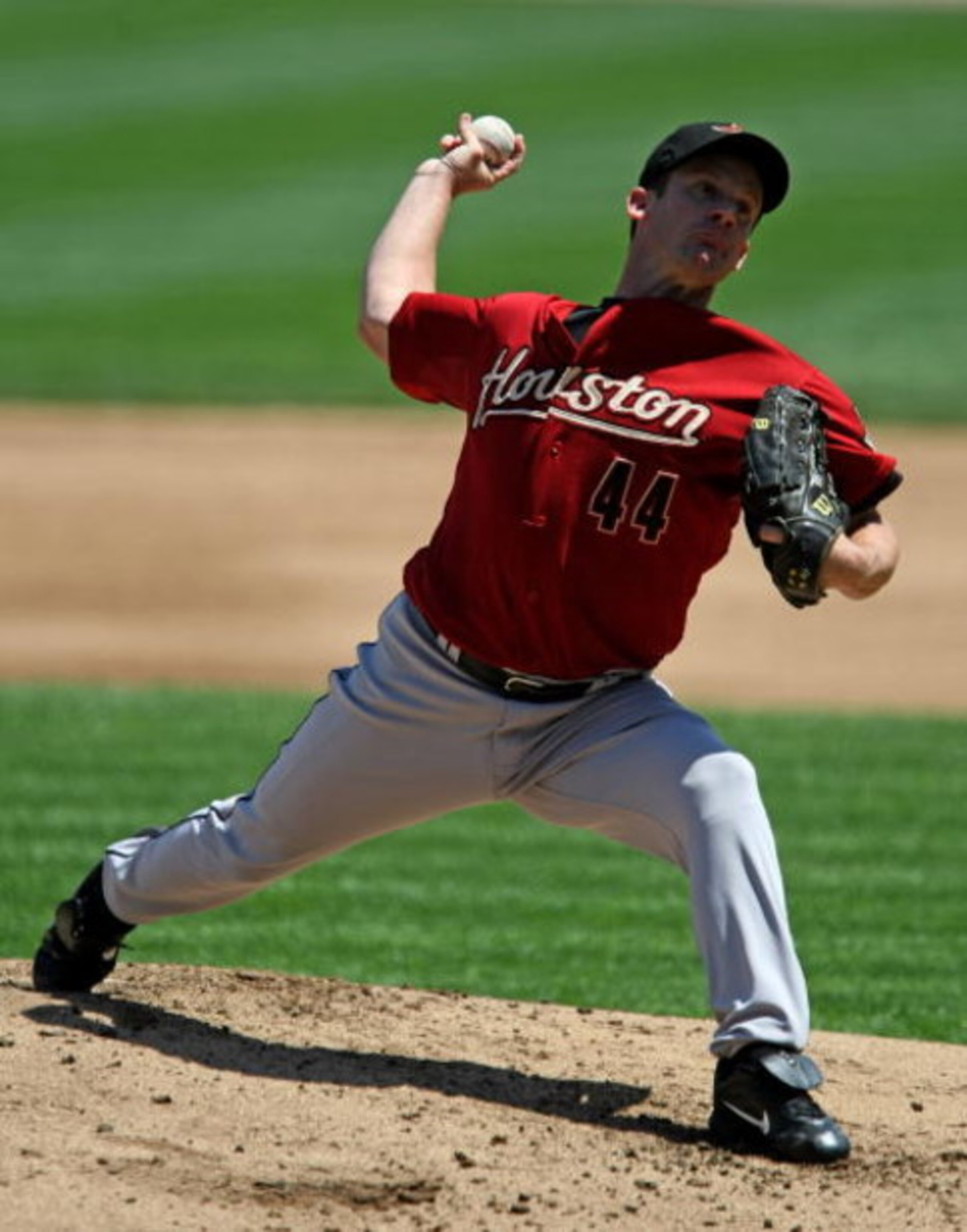 CHICAGO - MAY 16: Starting pitcher Roy Oswalt #44 of the Houston Astros delivers the ball against the Chicago Cubs on May 16, 2009 at Wrigley Field in Chicago, Illinois. The Cubs defeated the Astros 5-4. (Photo by Jonathan Daniel/Getty Images) CHICAGO - MAY 16: Starting pitcher Roy Oswalt #44 of the Houston Astros delivers the ball against the Chicago Cubs on May 16, 2009 at Wrigley Field in Chicago, Illinois. The Cubs defeated the Astros 5-4. (Photo by Jonathan Daniel/Getty Images)
