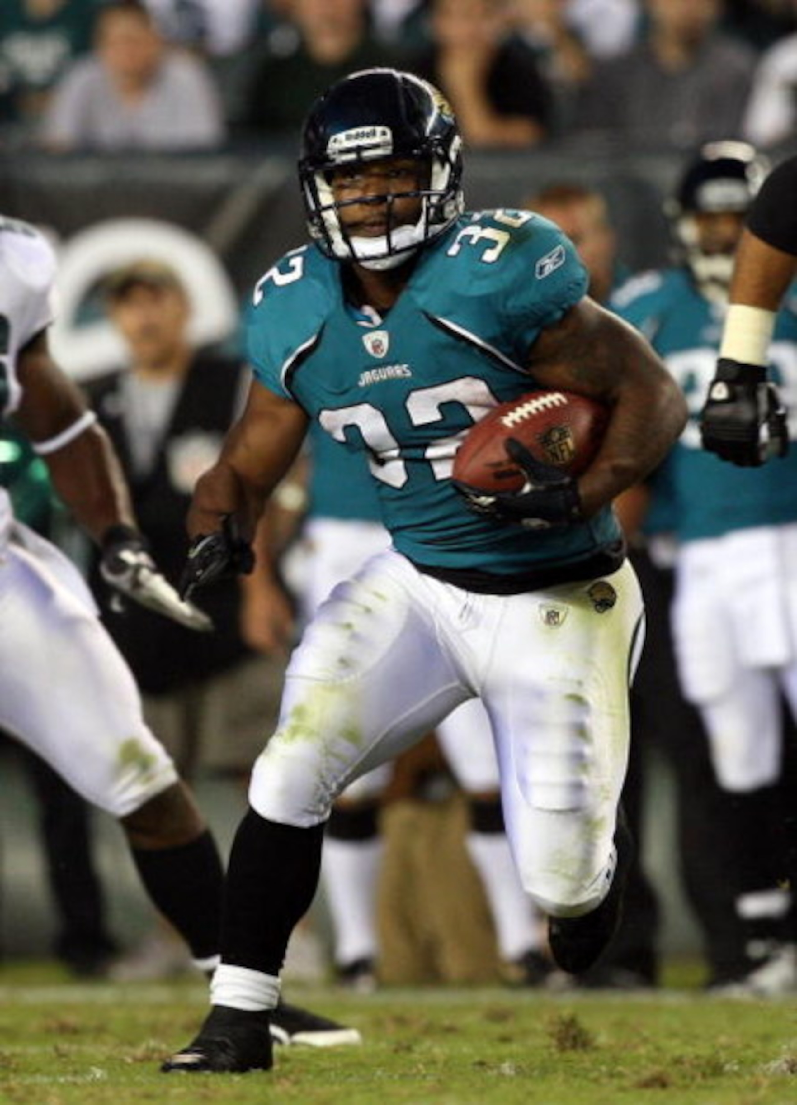 PHILADELPHIA - AUGUST 27:  Maurice Jones-Drew #32 of the Jacksonville Jaguars runs the ball against the Philadelphia Eagles during the preseason game at Lincoln Financial Field on August 27, 2009 in Philadelphia, Pennsylvania.  (Photo by Jim McIsaac/Getty