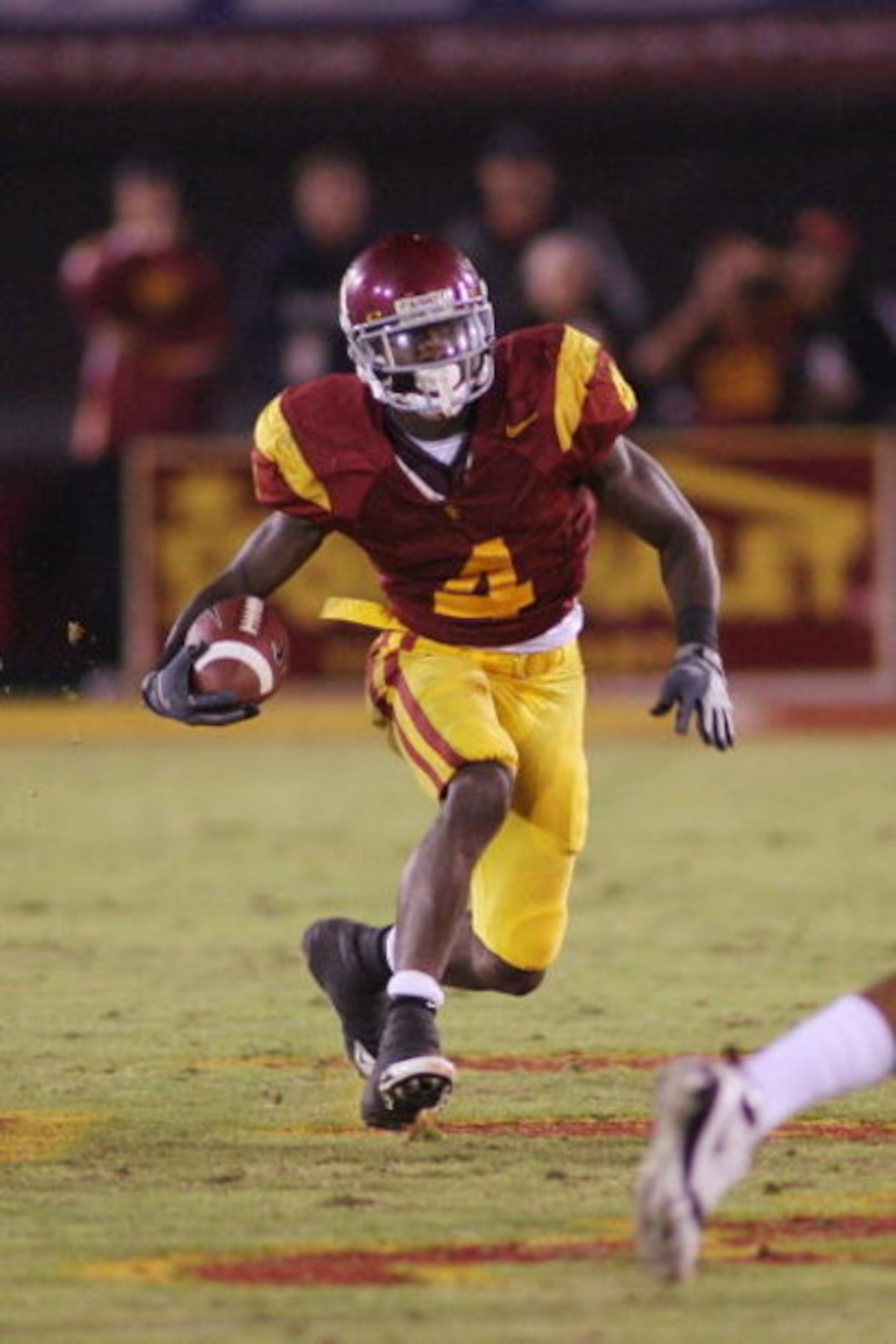 LOS ANGELES - NOVEMBER 8:  Joe McKnight #4 of the USC Trojans runs against the California Bears on November 8, 2008 at the Los Angeles Memorial Coliseum in Los Angeles, California.  USC won 17-3.  (Photo by Jeff Golden/Getty Images)