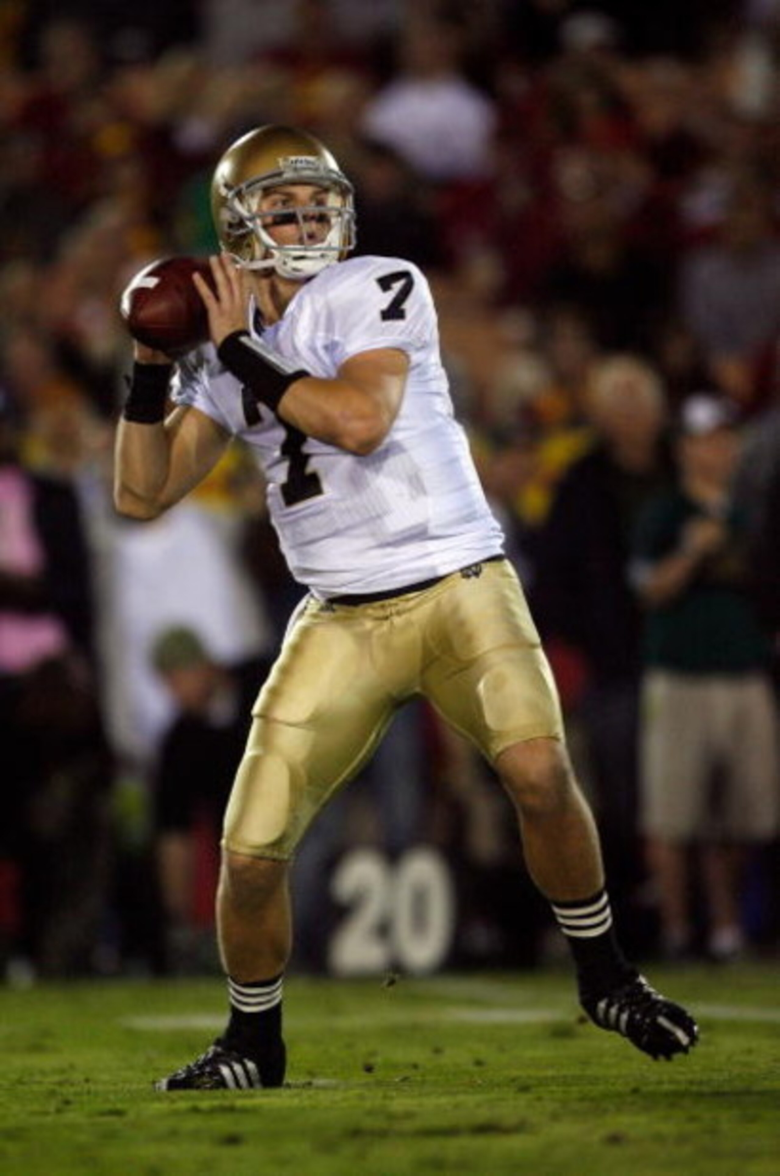 LOS ANGELES, CA - NOVEMBER 29:  Jimmy Clausen #7 of the Notre Dame Fighting Irsh passes against the USC Trojans during the first quarter at the Coliseum on November 29, 2008 in Los Angeles, California.  (Photo by Harry How/Getty Images)