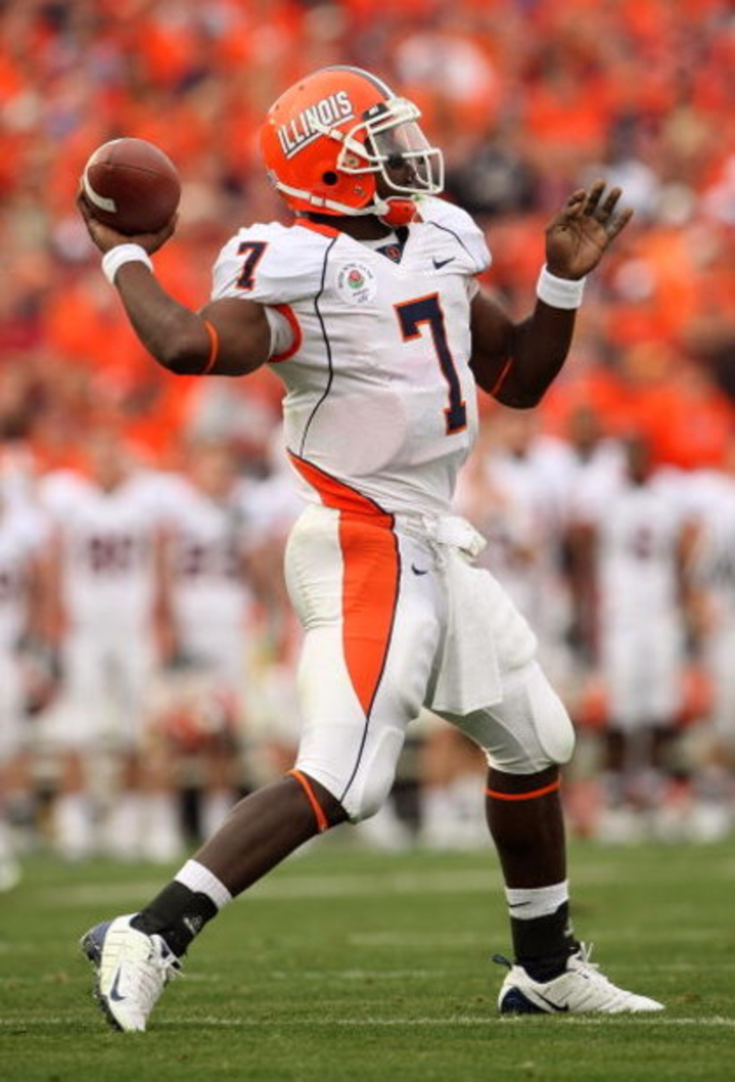 PASADENA, CA - JANUARY 01:  Quarterback Juice Williams #7 of the Illinois Fighting Illini passes the ball in the first half against against the USC Trojans during the Rose Bowl presented by Citi at the Rose Bowl on January 1, 2008 in Pasadena, California.