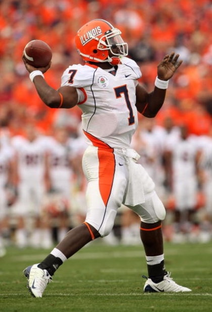PASADENA, CA - JANUARY 01:  Quarterback Juice Williams #7 of the Illinois Fighting Illini passes the ball in the first half against against the USC Trojans during the Rose Bowl presented by Citi at the Rose Bowl on January 1, 2008 in Pasadena, California.