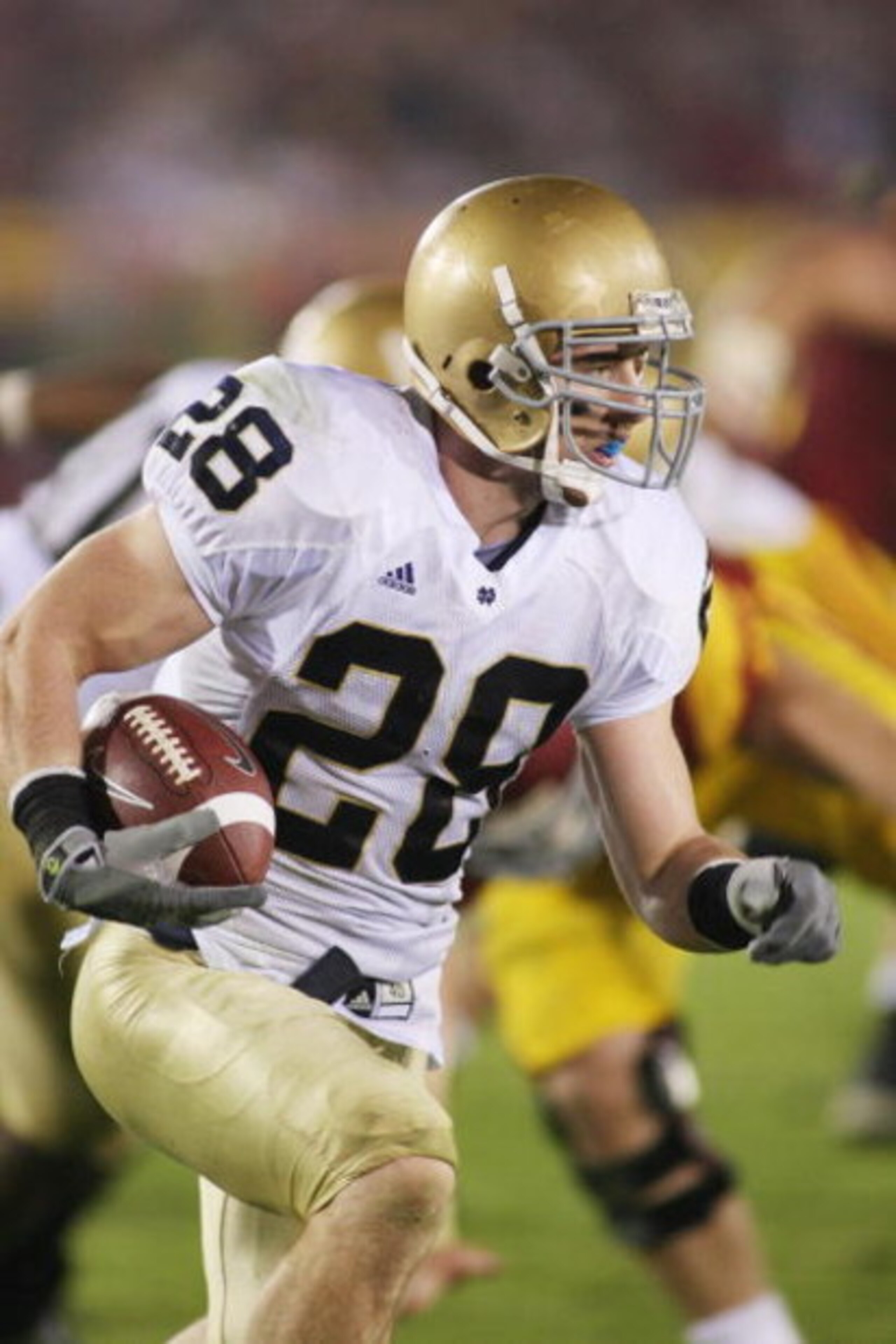 LOS ANGELES - NOVEMBER 29:  Kyle McCarthy #28 of the Notre Dame Fighting Irish returns an interception eight yards out of the endzone against the USC Trojans in the third quarter on November 29, 2008 at the Los Angeles Memorial Coliseum in Los Angeles, Ca