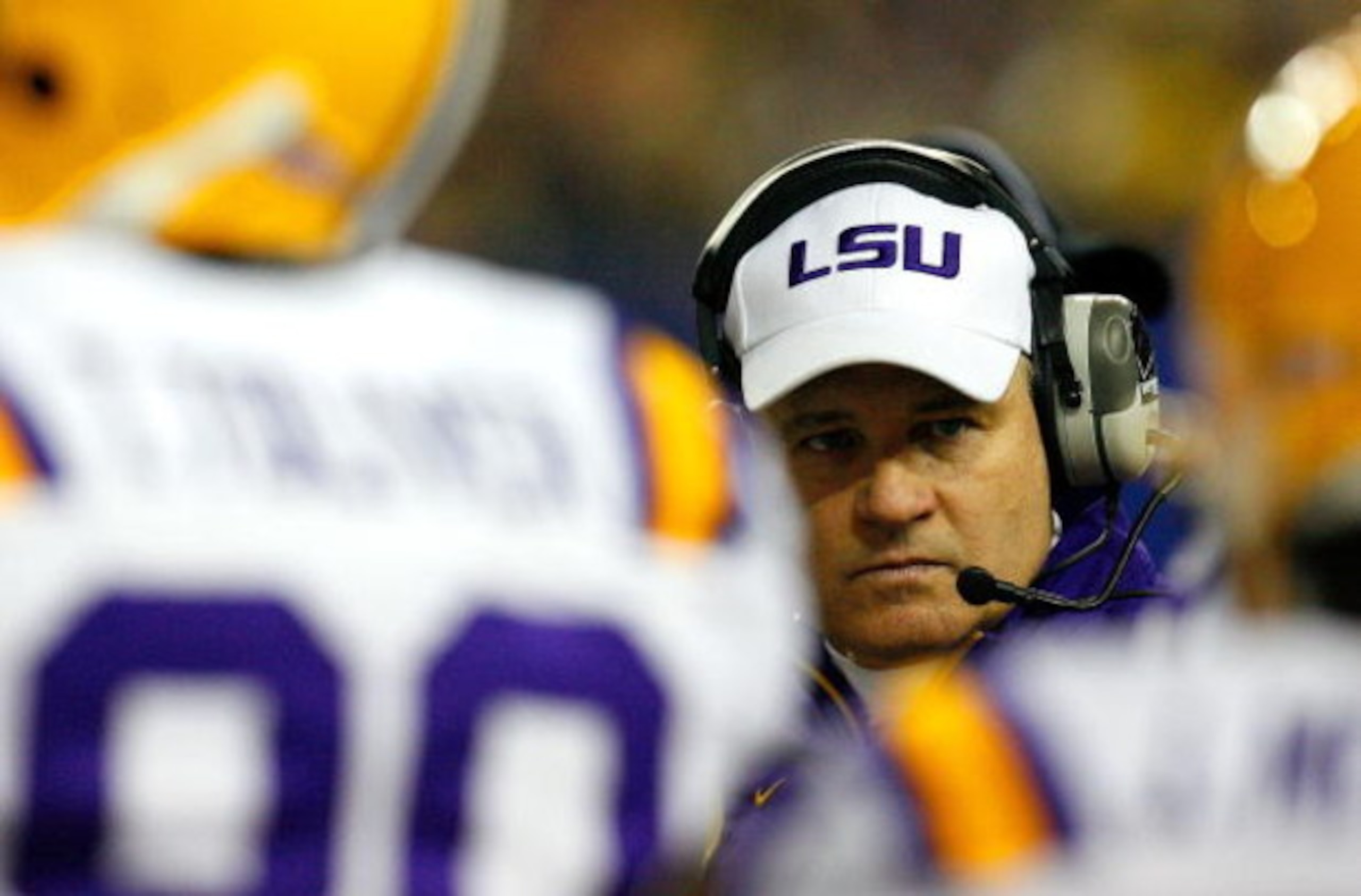 ATLANTA - DECEMBER 31:  Head coach Les Miles of the LSU Tigers talks to his offense against the Georgia Tech Yellow Jackets during the Chick-fil-A Bowl on December 31, 2008 at the Georgia Dome in Atlanta, Georgia.  (Photo by Kevin C. Cox/Getty Images)