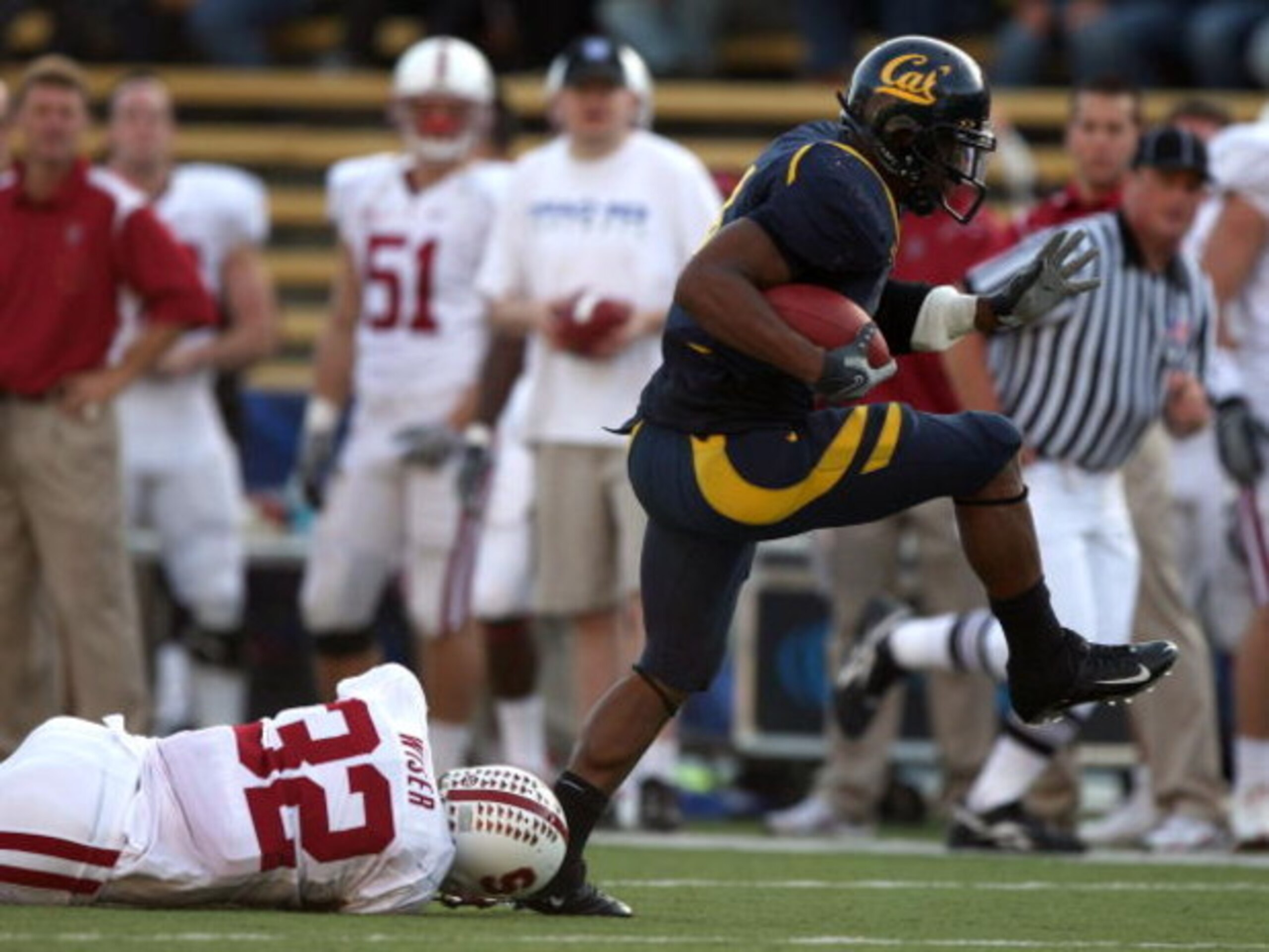 BERKELEY, CA - NOVEMBER 22:  Jahvid Best #4 of the California Golden Bears runs for a touchdown against Sean Wiser #32 of the Stanford Cardinal during an NCAA football game on November 22, 2008 at Memorial Stadium in Berkeley, California.  (Photo by Jed J