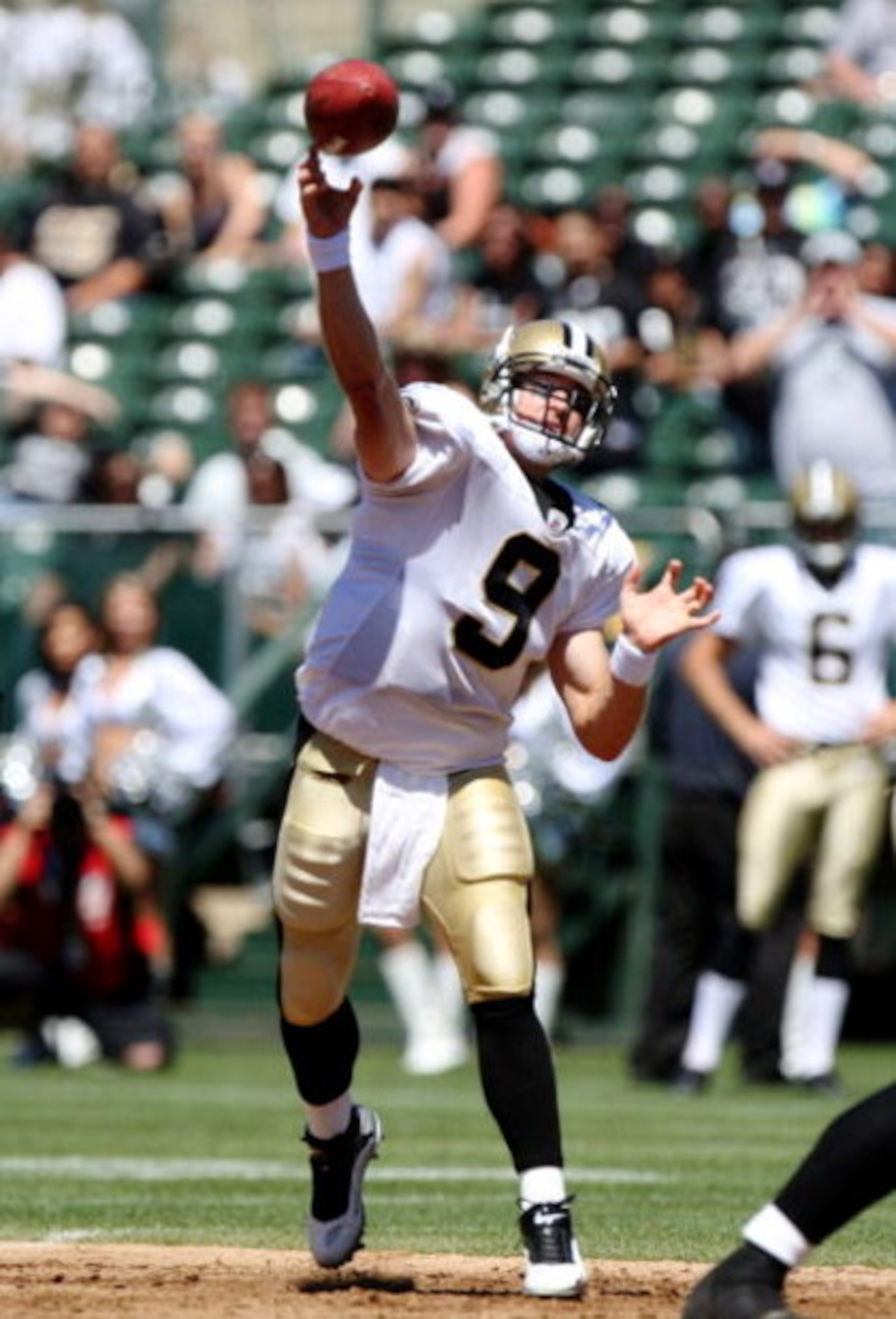 OAKLAND, CA - AUGUST 29:  Quarterback Drew Brees #9 of the New Orleans Saints passes during the preseason game against the Oakland Raiders at Oakland-Alameda County Coliseum on August 29, 2009 in Oakland, California. (Photo by Jed Jacobsohn/Getty Images)