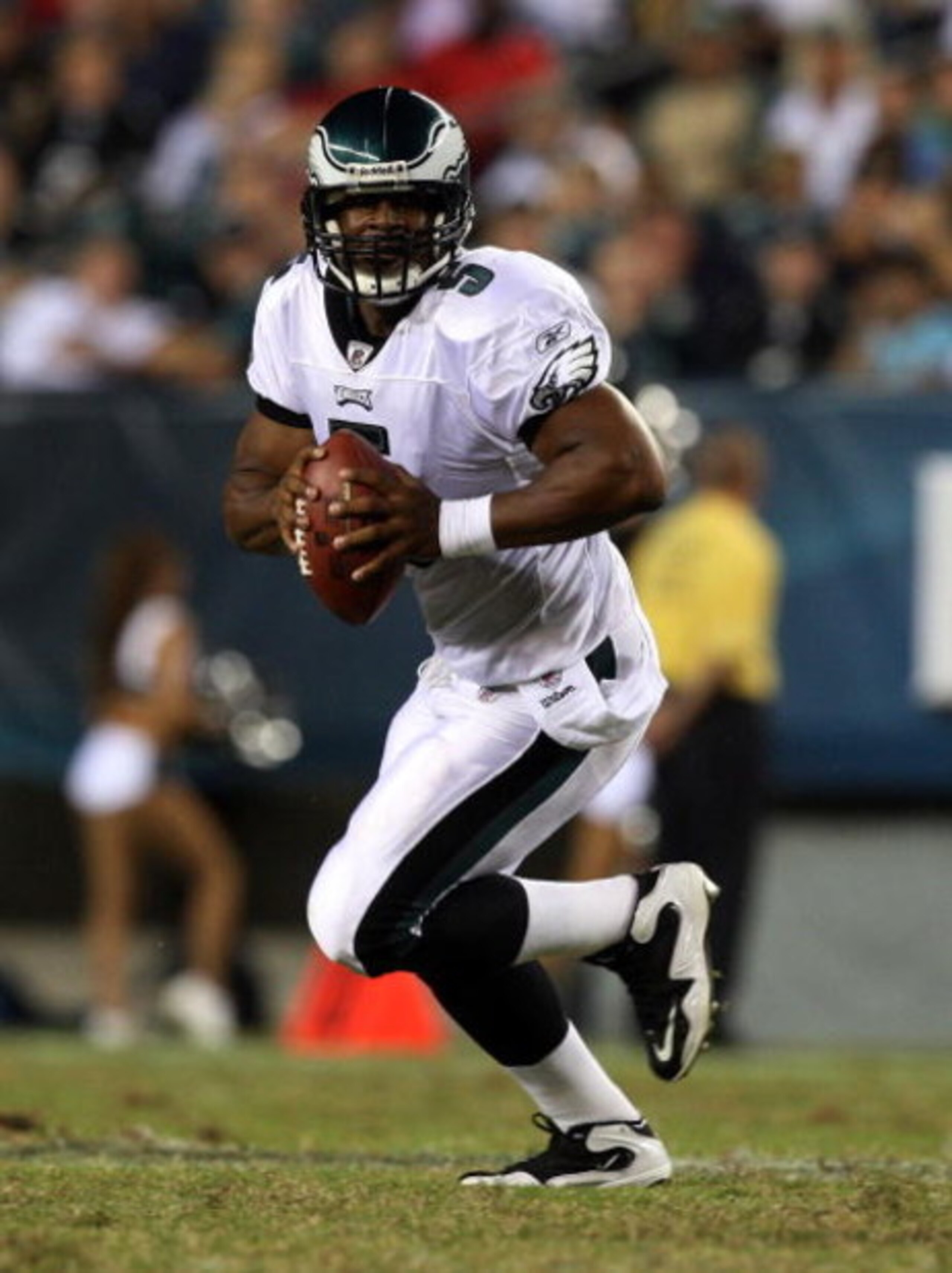 PHILADELPHIA - AUGUST 27:  Donovan McNabb #5 of the Philadelphia Eagles scrambles against the Jacksonville Jaguars on August 27, 2009 at Lincoln Financial Field in Philadelphia, Pennsylvania.  (Photo by Jim McIsaac/Getty Images)