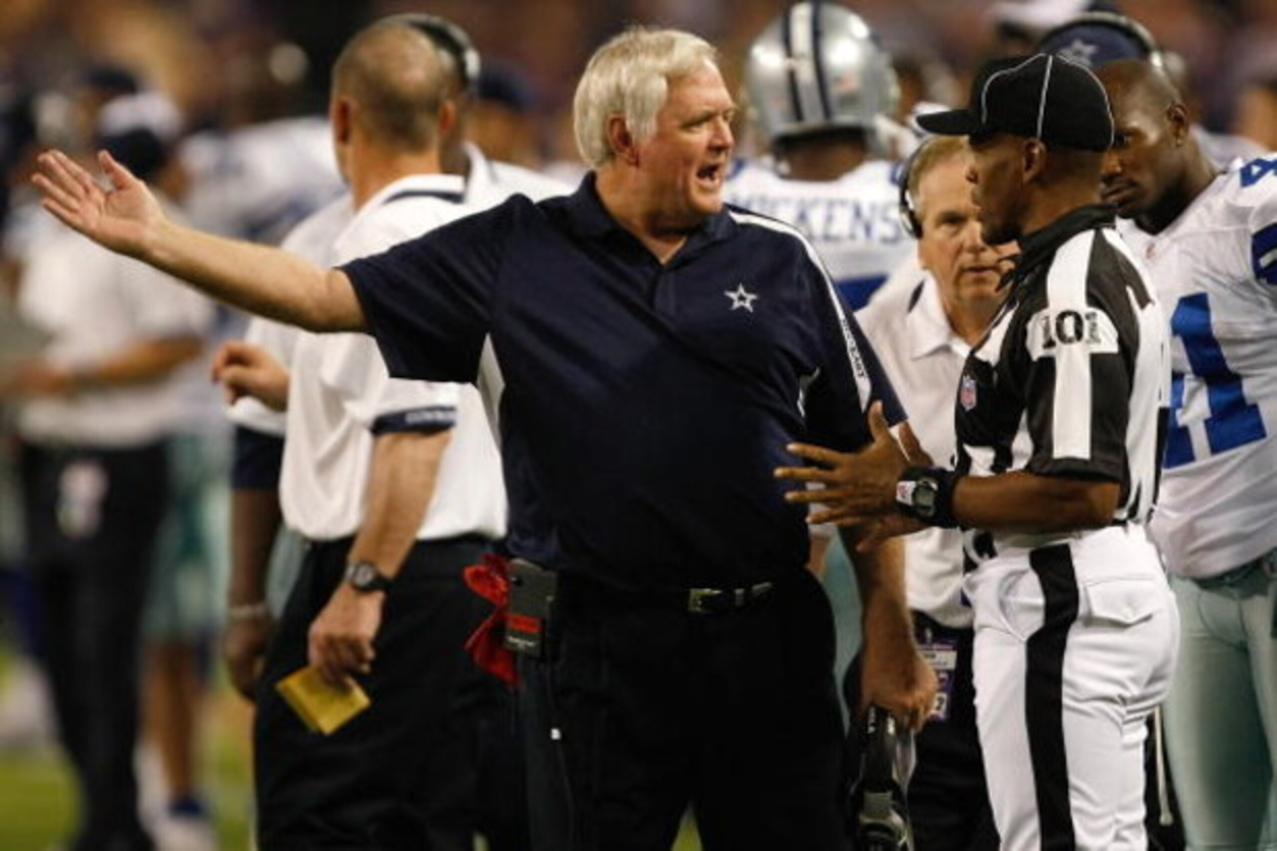 MINNEAPOLIS, MN - SEPTEMBER 4:  Head coach Wade Phillips of the Dallas Cowboys argues with line judge Carl Johnson #101 during action against the Minnesota Vikings at Hubert H. Humphrey Metrodome on September 4, 2009 in Minneapolis, Minnesota. The Cowboys