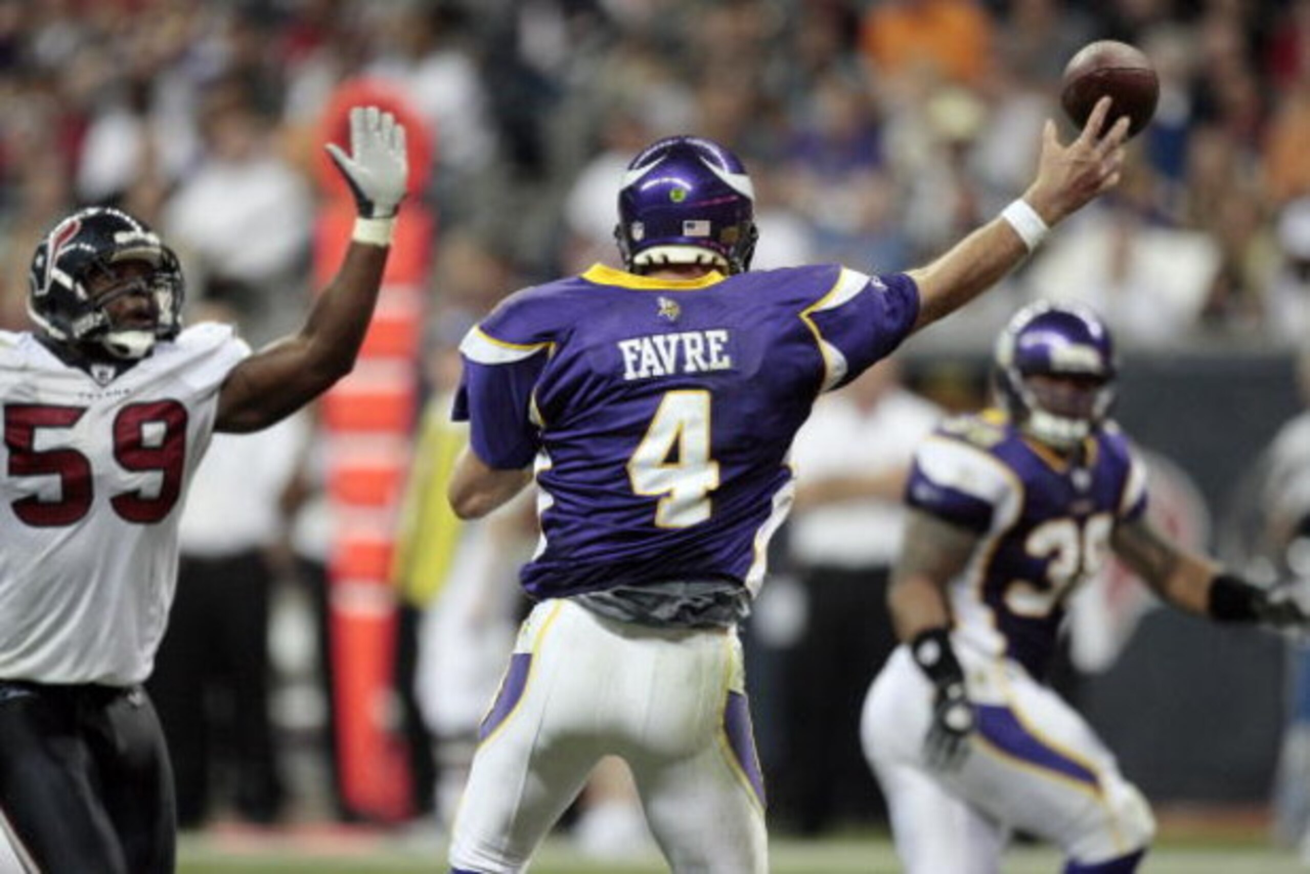 HOUSTON - AUGUST 31:  Quarterback Brett Favre #4 of the Minnesota Vikings releases a pass as he is pressured by linebacker DeMeco Ryans #59 of the Houston Texans at Reliant Stadium on August 31, 2009 in Houston, Texas.  (Photo by Bob Levey/Getty Images)