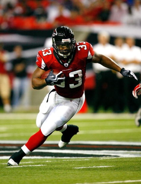 ATLANTA - SEPTEMBER 03:  Running back Michael Turner #33 of the Atlanta Falcons rushes against the Baltimore Raves at Georgia Dome on September 3, 2009 in Atlanta, Georgia.  (Photo by Kevin C. Cox/Getty Images)
