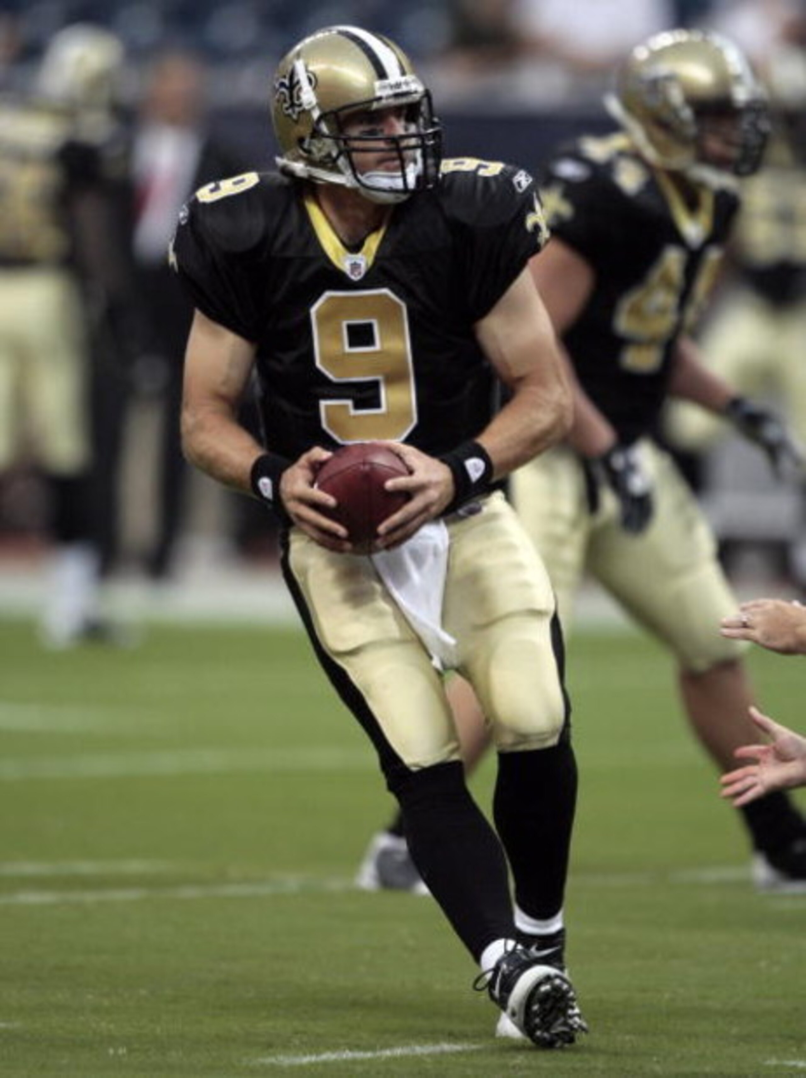 HOUSTON - AUGUST 22:  Quarterback Drew Brees #9 of the New Orleans Saints drops back against the Houston Texans on August 22, 2009 in Houston, Texas.  (Photo by Bob Levey/Getty Images)