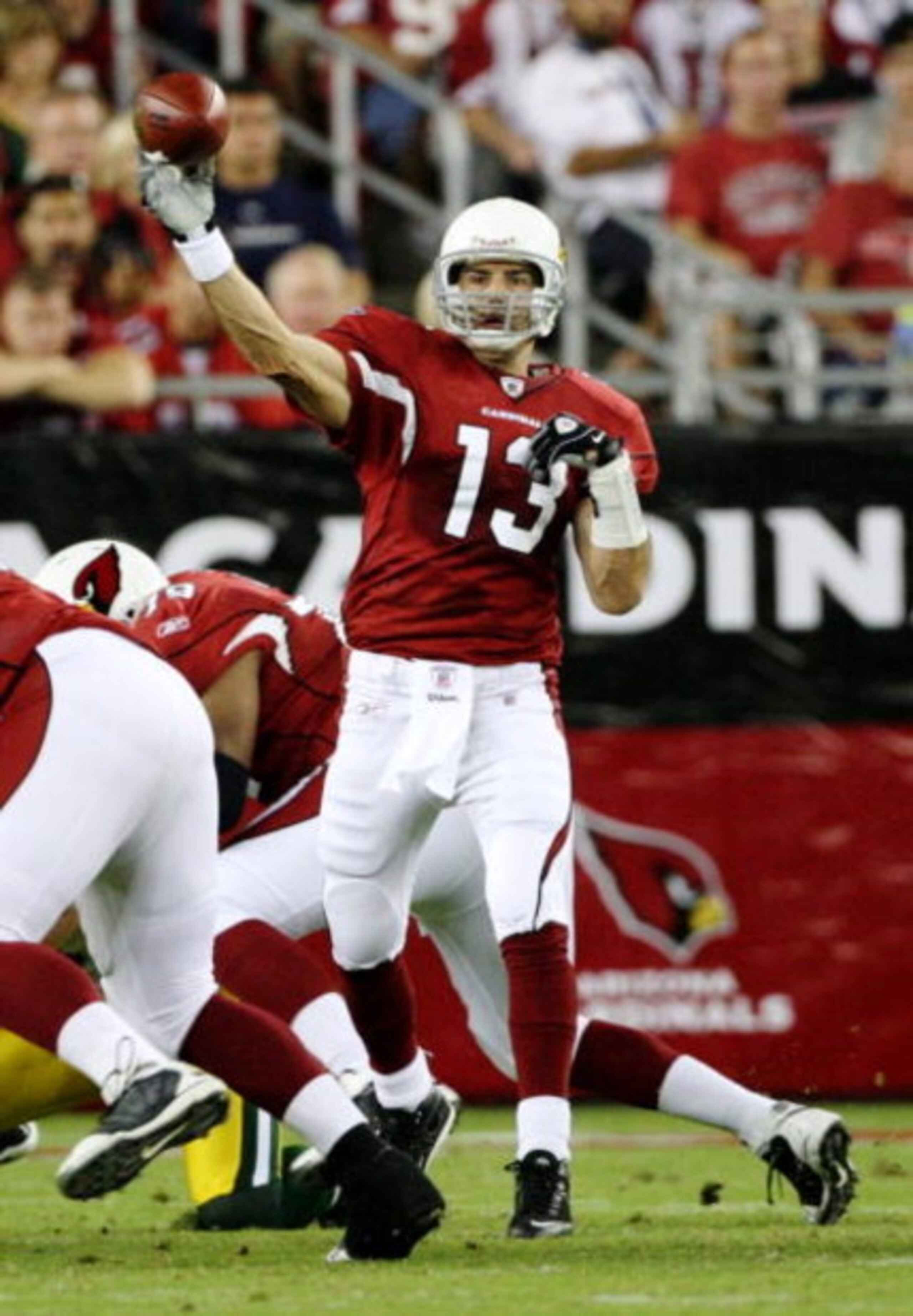 GLENDALE, AZ - AUGUST 28:  Quarterback Kurt Warner #13 of the Arizona Cardinals passes the ball during the second quarter against Green Bay Packers at the University of Phoenix Stadium on August 28, 2009 in Glendale, Arizona.  (Photo by Christian Petersen
