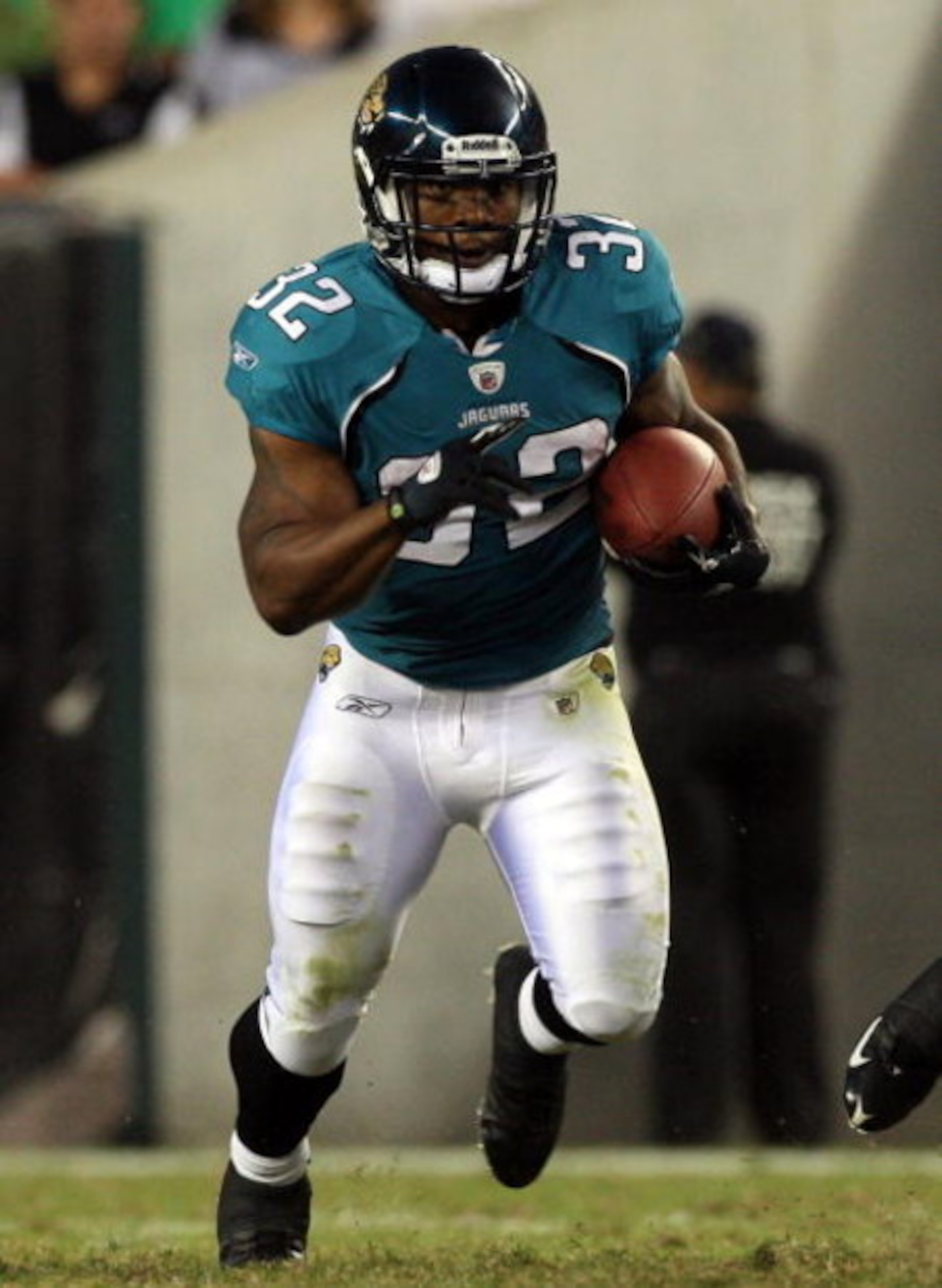 PHILADELPHIA - AUGUST 27:  Maurice Jones-Drew #32 of the Jacksonville Jaguars runs the ball against the Philadelphia Eagles during the preseason game at Lincoln Financial Field on August 27, 2009 in Philadelphia, Pennsylvania.  (Photo by Jim McIsaac/Getty